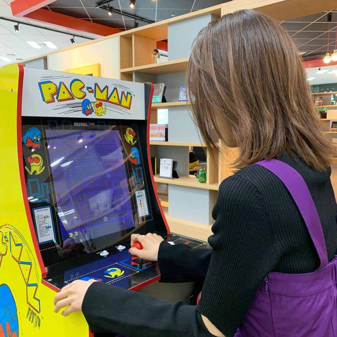 加藤綾子さんのインスタグラム写真 - (加藤綾子Instagram)「* 今日は朝からゲーム🕹✨ ではなくMEN'S EXさんの取材で バンダイナムコエンターテインメント社長、宮河恭夫さんにお話を伺ってきました✨ 久々のパックマン…面白いー🤣 #mens_ex #パックマン #バンダイナムコエンターテインメント #肘の開きは #デザインです」1月28日 19時17分 - ayako_kato.official