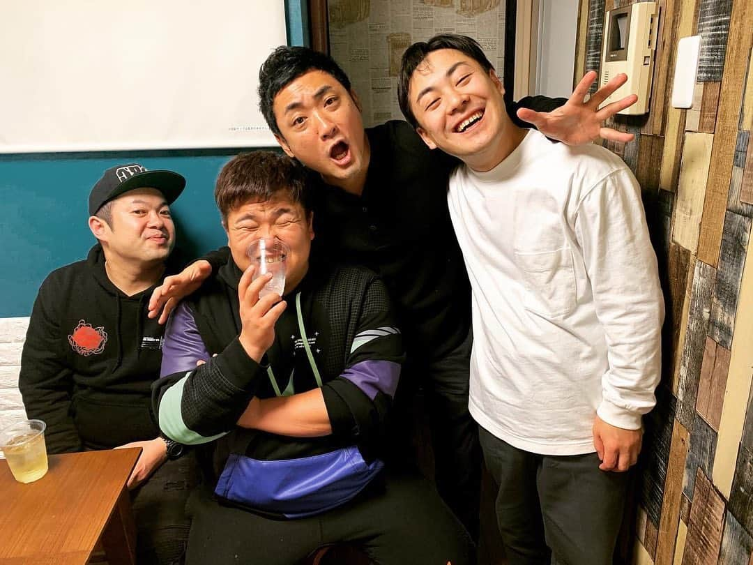 川口徹道さんのインスタグラム写真 - (川口徹道Instagram)「お世話になってる兄さんに今年も年一の恩返しできた🎁　めでてぇ〜🎉　高橋さん44歳birthday🎂  #サバンナ高橋　さん #ミサイルマン西代　さん　 #親指ぎゅー太郎　 #ハロー植田　 #シゲオボーイズ」1月28日 19時18分 - tetsumichi0609