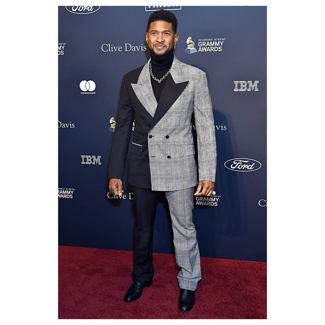 ジャンニヴェルサーチさんのインスタグラム写真 - (ジャンニヴェルサーチInstagram)「@usher wears a double-breasted suit that pays homage to the House’s DNA, with half the garment in solid black contrasting against Prince of Wales fabric. The singer chose the #VersaceSS20 runway look for the Pre-GRAMMY Gala and GRAMMY Salute to Industry Icons Honoring Sean "Diddy" Combs. #VersaceCelebrities」1月28日 19時18分 - versace