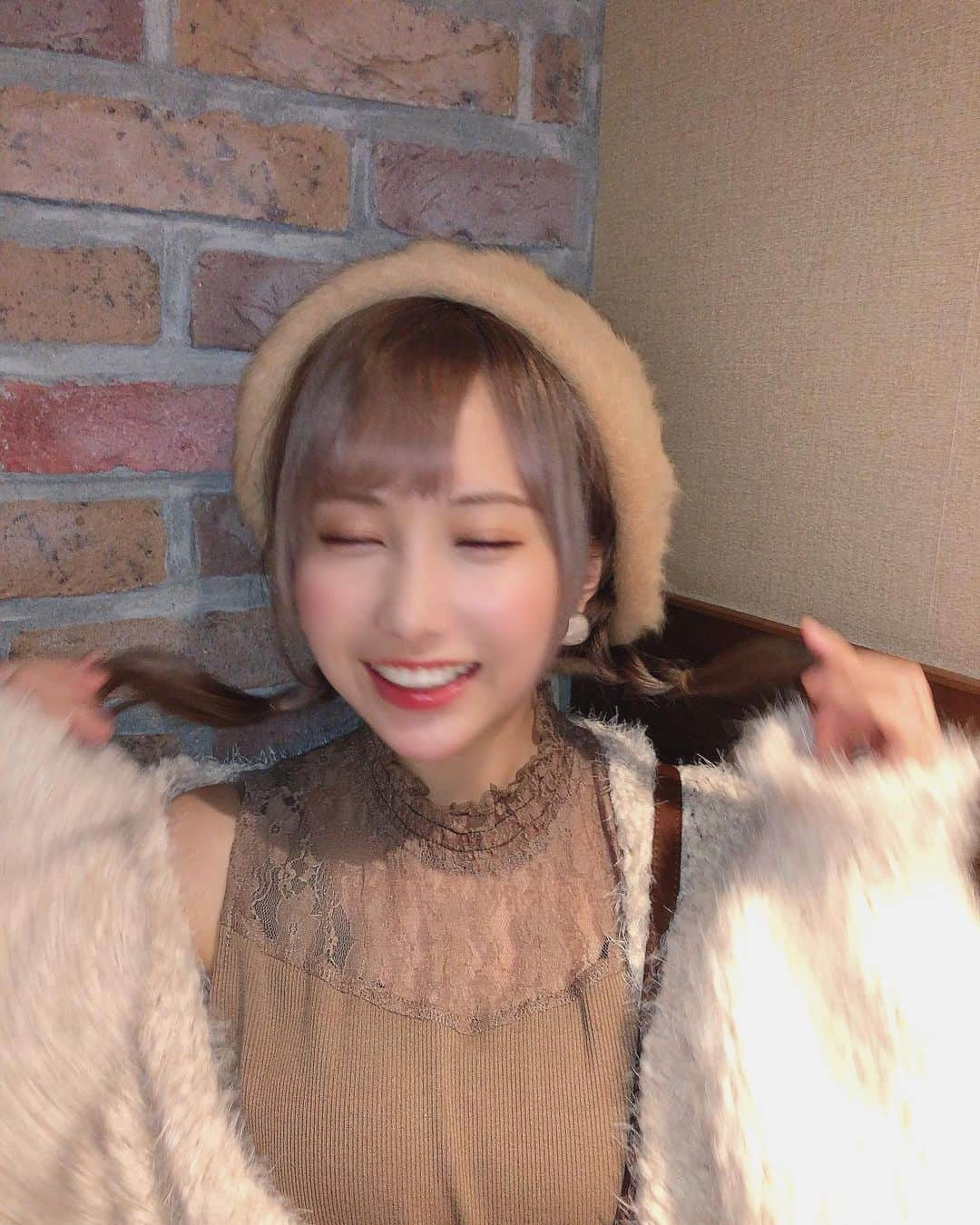 きりたんぽさんのインスタグラム写真 - (きりたんぽInstagram)「寒すぎぃよ 昨日、夜雪降ってたね🥶 . . . この前 恵比寿徒歩5分の @ebisu_beauty_clinic で クマ治療を受けてきたぁ🧚🏻‍♀️ . . 目の下に炭酸ガスを 入れて血流を良くするの！ . 痛くなくて本当に 1分くらいで終わったw . クマ最近特に気になってたから 薄くなって感動🥺🥺 . .  #恵比寿美容クリニック  #美容クリニック  #美容外科  #目の下のクマ」1月28日 19時25分 - kiritampopopo