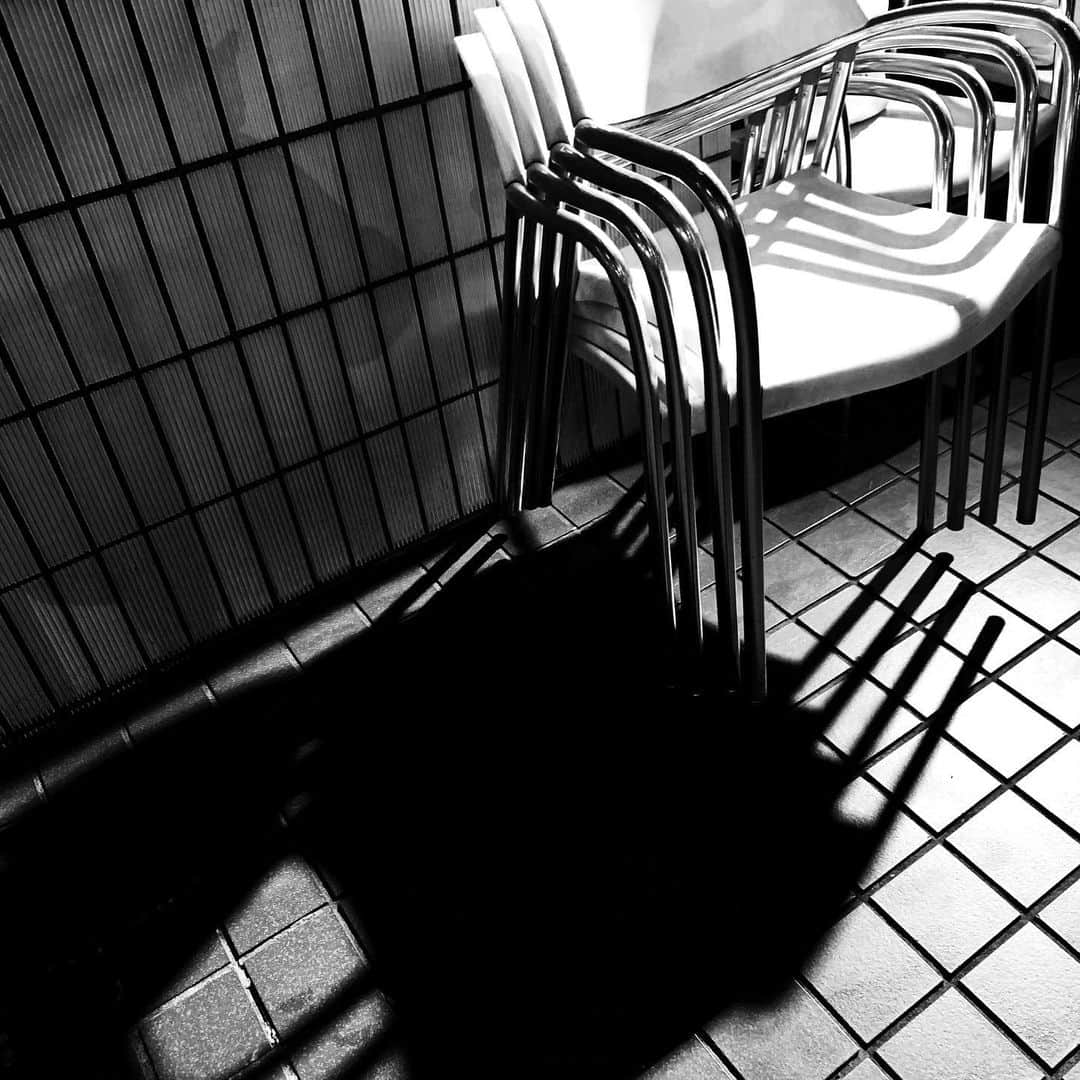 naotakeのインスタグラム：「開店前 - Closed / iPhone XR & Snapseed, 20200129 . . 冷たい雨の火曜日。 . . #spicollective #royalsnappingartists #infamous_family #rsa_main #infinity_photo_cult #2_fineart #jp_gallery_member #jp_gallery_bnw #trb_bnw #wp_bnw  #bnw_life #bnwlife_member #bnw_life_shots #bnw_captures #world_bnw #top_bnw #team_jp_ #team_jp_モノクロ #ig_energy_bw #ig_nihon #streetphotographybnw #igersjp #blackandwhite #bnw #bnwphoto #monochrome #bw #bnwphotography #ShotOniPhone #shotoniphoneXR」
