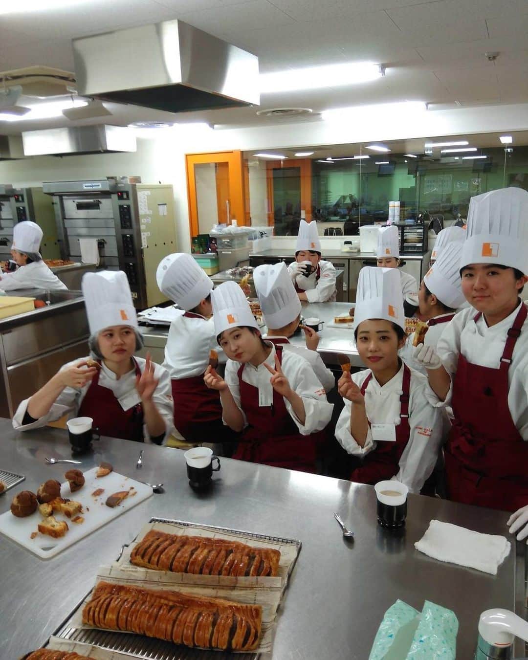 神戸製菓専門学校（公式）さんのインスタグラム写真 - (神戸製菓専門学校（公式）Instagram)「🌈製菓本科（昼2年制）🌈 今日の製菓本科、高度洋菓子実習ではシュー・オ・ショコラ、マカダム、ジャルズィの3品を作りました😆  今回の実習ではシューも1人6個、ジャルズィも1人1台と量をしっかり作っています🍰 製菓本科の2年生は週に2回の高度洋菓子実習を後、3週間実施し、本物のプロのパティシエを目指していきます❗️ 出来上がった後はみんなで楽しく試食😊  これだけの質と量をこなすことができるのは製菓本科の高度洋菓子実習ならではです✨」1月28日 19時27分 - kobeseika_info