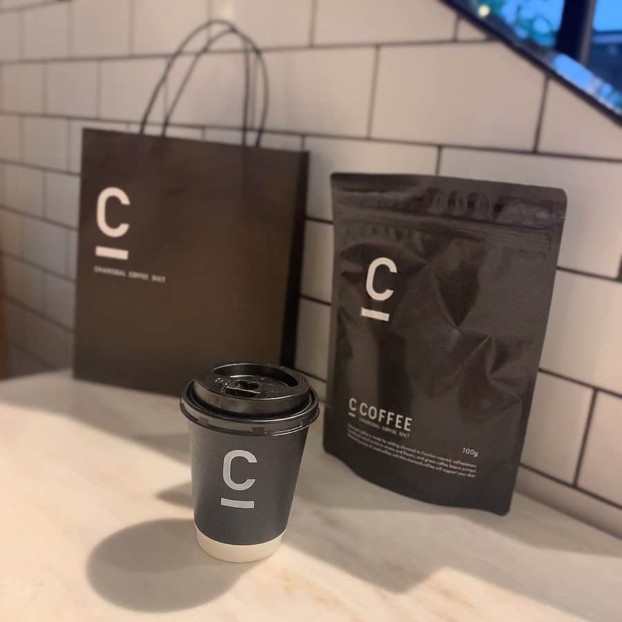 大井智保子さんのインスタグラム写真 - (大井智保子Instagram)「C COFFEE STAND 《@c_coffee_official 》からご招待いただき、ポップアップカフェでおこなわれたローンチイベントに参加してきました☕︎ . 本日1月28日から発売の、 「C COFFEE」をラテでいただいたよ♡ CはCHARCOAL(炭)の「C」!! つまり、クレンズ効果のある炭が入った「チャコールコーヒー」なのだそうです！ ブラジル産のコーヒーパウダーに、 国産の赤松炭・竹炭、 さらにはMCTオイルまで入っているという美容に特化したコーヒー◡̈⃝♩ のむだけで…簡単に…♡♡ . しかも、好きな画像をプリントできるラテアートにしていただけるということで…(*ﾉω・*)ﾃﾍ (画像参照) 最強にテンションの上がる「C COFFEE」が完成♡♡ . あっさりしていて、すこし香ばしい風味で、とっても飲みやすいです♪ かっこいいブラックのパッケージもいけてて素敵ですね♪ . Nikiちゃんと田辺莉咲子ちゃんからサーブしてもらえたという‼︎ テラハファンとしてはこの2人に同時に会えるなんて、幸せすぎました♡ . 朝のお出かけ前や、 ちょっとしたブレイクに飲んで、 無理しない代謝upで美ボディの2人に近づけるといいな…☻-☻ . 期間限定のポップアップカフェはこちらだよ❤︎ . C COFFEE STAND 表参道SIDE 東京都港区北青山３丁目６−１９ . . #C_COFFEE #チャコールクレンズ #チャコールコーヒー  #炭 #CHARCOAL #美容 #無理せずキレイ #頑張らない #Niki #田辺莉咲子 #テラハ #テラスハウス #アイドラ #IDLMs. #COFFEE #コーヒー  #DIET #ダイエット #チャコールコーヒーダイエット #チャコール #デトックス #クレンズ #ファスティング  #コーヒーのある暮らし #コーヒー好きな人と繋がりたい #おしゃれさんと繋がりたい #おしゃれ #表参道 #ポップアップカフェ #popupcafe」1月28日 19時34分 - chihokoi