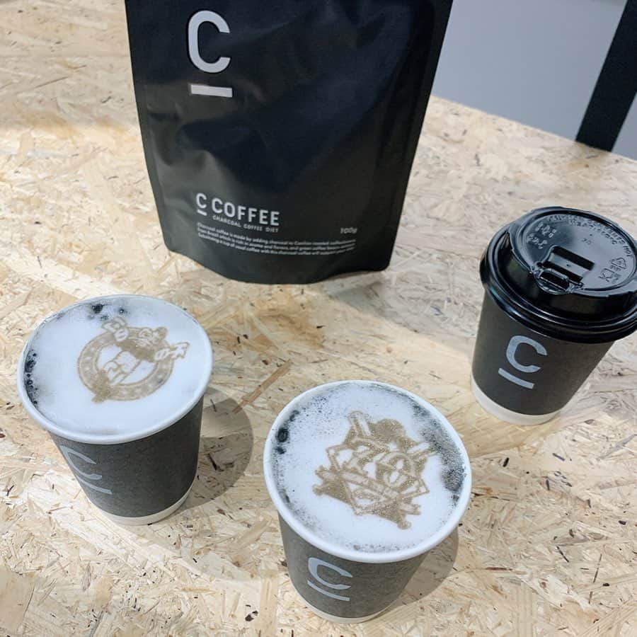 大井智保子さんのインスタグラム写真 - (大井智保子Instagram)「C COFFEE STAND 《@c_coffee_official 》からご招待いただき、ポップアップカフェでおこなわれたローンチイベントに参加してきました☕︎ . 本日1月28日から発売の、 「C COFFEE」をラテでいただいたよ♡ CはCHARCOAL(炭)の「C」!! つまり、クレンズ効果のある炭が入った「チャコールコーヒー」なのだそうです！ ブラジル産のコーヒーパウダーに、 国産の赤松炭・竹炭、 さらにはMCTオイルまで入っているという美容に特化したコーヒー◡̈⃝♩ のむだけで…簡単に…♡♡ . しかも、好きな画像をプリントできるラテアートにしていただけるということで…(*ﾉω・*)ﾃﾍ (画像参照) 最強にテンションの上がる「C COFFEE」が完成♡♡ . あっさりしていて、すこし香ばしい風味で、とっても飲みやすいです♪ かっこいいブラックのパッケージもいけてて素敵ですね♪ . Nikiちゃんと田辺莉咲子ちゃんからサーブしてもらえたという‼︎ テラハファンとしてはこの2人に同時に会えるなんて、幸せすぎました♡ . 朝のお出かけ前や、 ちょっとしたブレイクに飲んで、 無理しない代謝upで美ボディの2人に近づけるといいな…☻-☻ . 期間限定のポップアップカフェはこちらだよ❤︎ . C COFFEE STAND 表参道SIDE 東京都港区北青山３丁目６−１９ . . #C_COFFEE #チャコールクレンズ #チャコールコーヒー  #炭 #CHARCOAL #美容 #無理せずキレイ #頑張らない #Niki #田辺莉咲子 #テラハ #テラスハウス #アイドラ #IDLMs. #COFFEE #コーヒー  #DIET #ダイエット #チャコールコーヒーダイエット #チャコール #デトックス #クレンズ #ファスティング  #コーヒーのある暮らし #コーヒー好きな人と繋がりたい #おしゃれさんと繋がりたい #おしゃれ #表参道 #ポップアップカフェ #popupcafe」1月28日 19時34分 - chihokoi