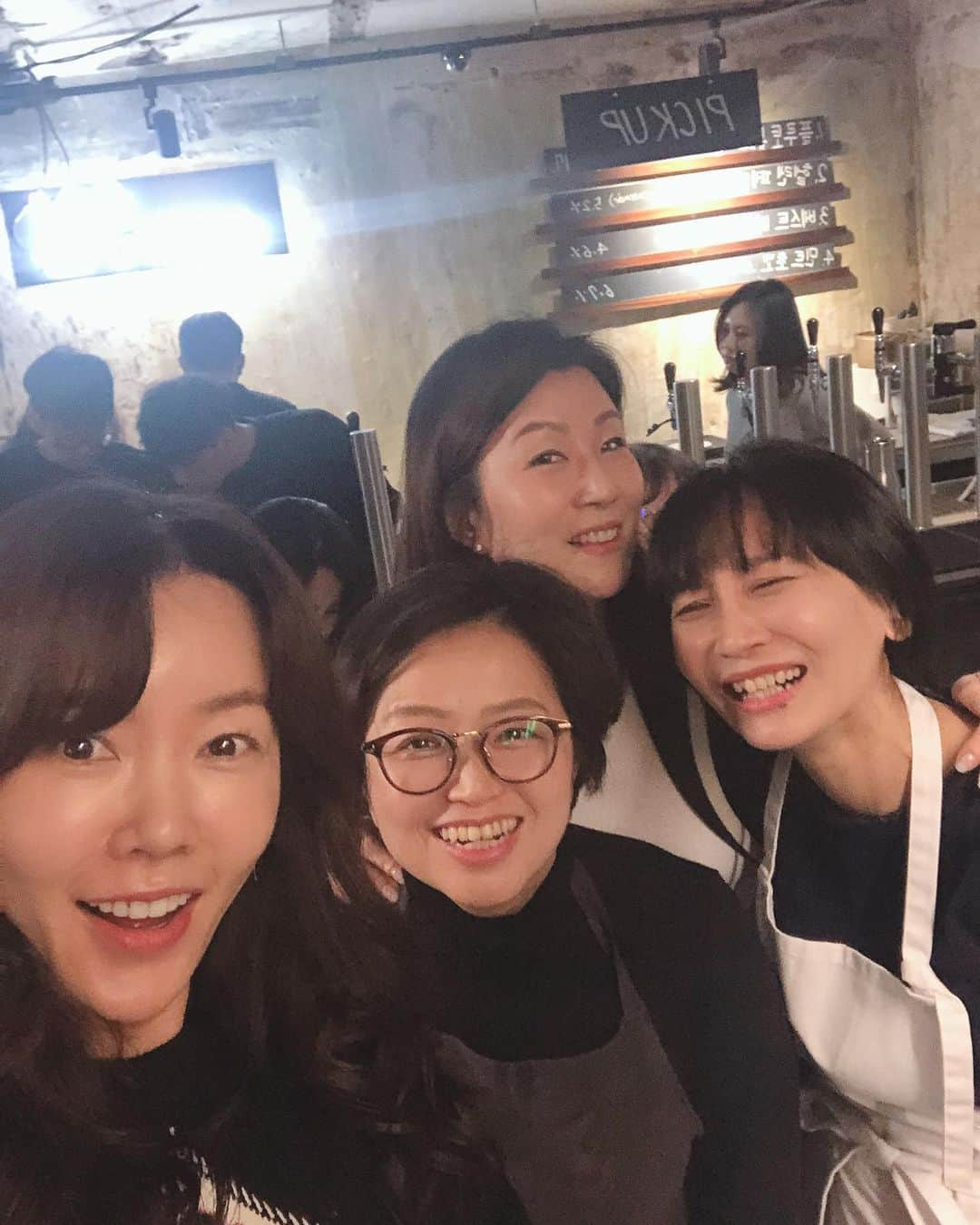 アン・ソニョンさんのインスタグラム写真 - (アン・ソニョンInstagram)「#브루어리304  @brewery304  리뉴얼오픈전  pre-opening party❤️ . . . 세상에나 이리도 프뤠시한 하우스탭비어와 #쌀롱드이꼬이 @salonde_ikkoi  #정지원쉐프 @ikkoi + #김희종쉐프 @heechongkim  의 베스트셀러 메뉴를 다 맛볼수 있는 곳이라니!!! . : . . 서대문 형무소의 슬프고 저린 역사가 고스란히 깃든 #영천시장 통에 여관을 개조해 이리도 힙한 장소를 만들어내다니... 2020년 #서대문핫플 하나 제대로 만드셨네요 @mhlee1862 대표님👍👍 . . . 근방에 서러움많은 원혼들이 많아 중정에 귀신쫓는다는 #화살나무 를 심으셨단얘기엔 소름보다는 좀 아련한 슬픔이 배여나는, 어쨌거나 술맛 땅기게 하는 명소 탄생👏👏👏 . . . . 정말 맥주 딱 세모금 맛만보고 내려두고 (미치게 맛나서 중간에 끊기 정말 힘들어뜸🤦🏻‍♀️) 단백질위주 메뉴 때려먹어주고 #줌바데이 운동가는 나란녀자 #나의의지 . . . #칭촨해👏👏👏👏👏」1月28日 19時36分 - anney_an_love