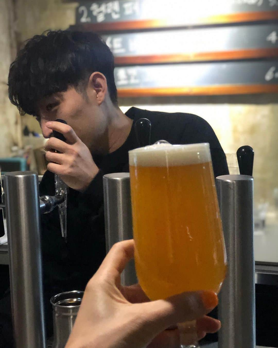 アン・ソニョンさんのインスタグラム写真 - (アン・ソニョンInstagram)「#브루어리304  @brewery304  리뉴얼오픈전  pre-opening party❤️ . . . 세상에나 이리도 프뤠시한 하우스탭비어와 #쌀롱드이꼬이 @salonde_ikkoi  #정지원쉐프 @ikkoi + #김희종쉐프 @heechongkim  의 베스트셀러 메뉴를 다 맛볼수 있는 곳이라니!!! . : . . 서대문 형무소의 슬프고 저린 역사가 고스란히 깃든 #영천시장 통에 여관을 개조해 이리도 힙한 장소를 만들어내다니... 2020년 #서대문핫플 하나 제대로 만드셨네요 @mhlee1862 대표님👍👍 . . . 근방에 서러움많은 원혼들이 많아 중정에 귀신쫓는다는 #화살나무 를 심으셨단얘기엔 소름보다는 좀 아련한 슬픔이 배여나는, 어쨌거나 술맛 땅기게 하는 명소 탄생👏👏👏 . . . . 정말 맥주 딱 세모금 맛만보고 내려두고 (미치게 맛나서 중간에 끊기 정말 힘들어뜸🤦🏻‍♀️) 단백질위주 메뉴 때려먹어주고 #줌바데이 운동가는 나란녀자 #나의의지 . . . #칭촨해👏👏👏👏👏」1月28日 19時36分 - anney_an_love