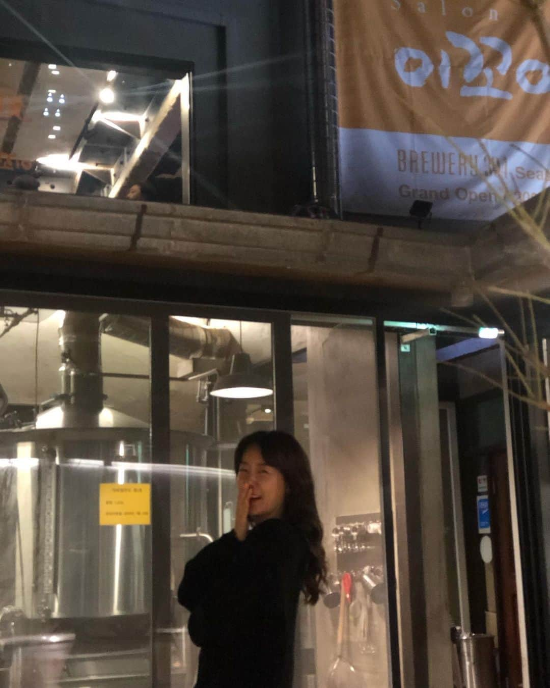 アン・ソニョンさんのインスタグラム写真 - (アン・ソニョンInstagram)「#브루어리304  @brewery304  리뉴얼오픈전  pre-opening party❤️ . . . 세상에나 이리도 프뤠시한 하우스탭비어와 #쌀롱드이꼬이 @salonde_ikkoi  #정지원쉐프 @ikkoi + #김희종쉐프 @heechongkim  의 베스트셀러 메뉴를 다 맛볼수 있는 곳이라니!!! . : . . 서대문 형무소의 슬프고 저린 역사가 고스란히 깃든 #영천시장 통에 여관을 개조해 이리도 힙한 장소를 만들어내다니... 2020년 #서대문핫플 하나 제대로 만드셨네요 @mhlee1862 대표님👍👍 . . . 근방에 서러움많은 원혼들이 많아 중정에 귀신쫓는다는 #화살나무 를 심으셨단얘기엔 소름보다는 좀 아련한 슬픔이 배여나는, 어쨌거나 술맛 땅기게 하는 명소 탄생👏👏👏 . . . . 정말 맥주 딱 세모금 맛만보고 내려두고 (미치게 맛나서 중간에 끊기 정말 힘들어뜸🤦🏻‍♀️) 단백질위주 메뉴 때려먹어주고 #줌바데이 운동가는 나란녀자 #나의의지 . . . #칭촨해👏👏👏👏👏」1月28日 19時36分 - anney_an_love