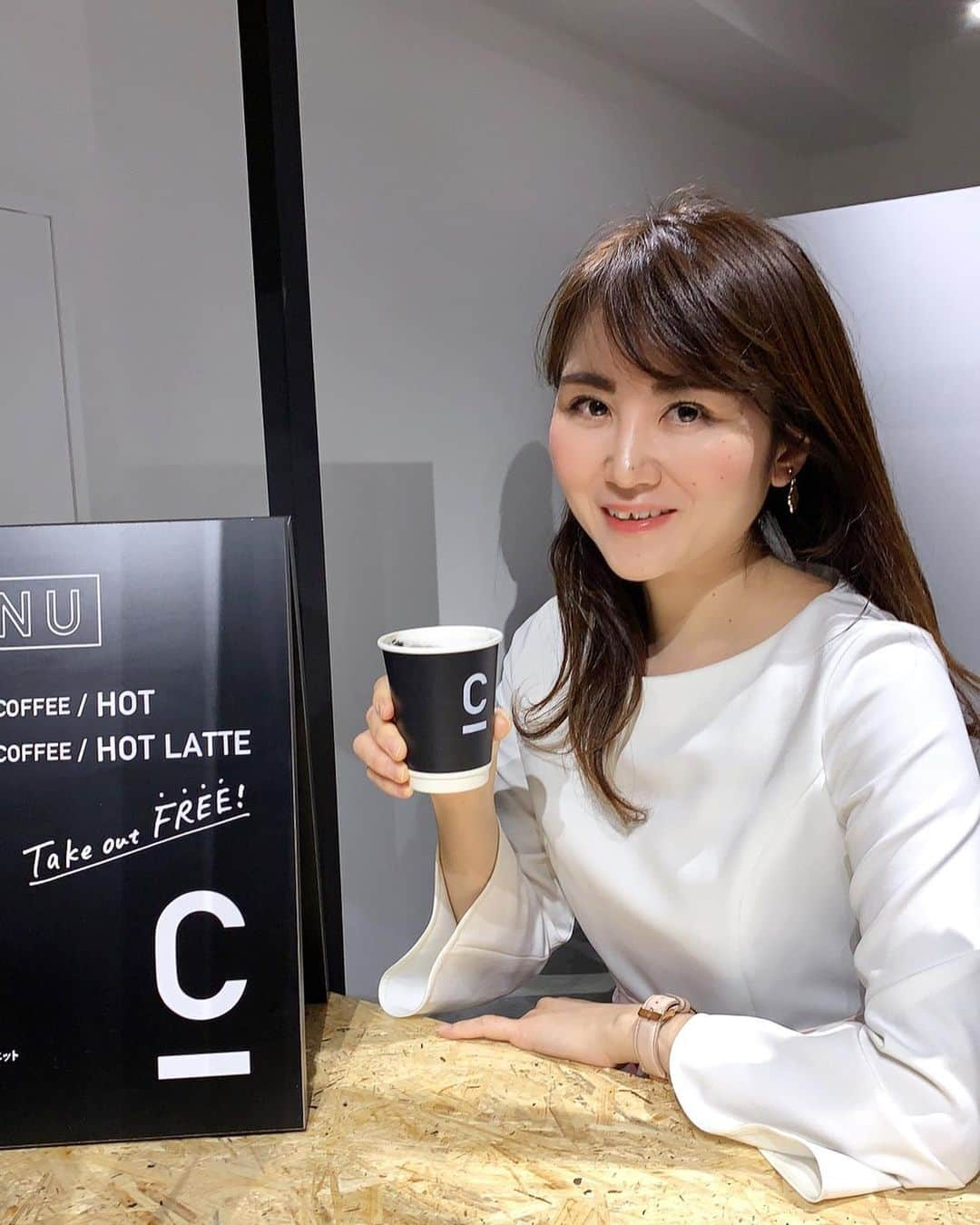 Miku Hirata 平田未来さんのインスタグラム写真 - (Miku Hirata 平田未来Instagram)「C COFFEEを飲んできました💓 炭の粉末が入ったチャコールコーヒーです☕️ * * コーヒースタンドでは、カフェラテにしました✨ モデルの、Nikiさんと、田辺莉咲子さんがおり、とても華やかかつおしゃれなカウンターになっていました🥰 * コーヒーは好きなので、ほぼ毎日飲んでいます☕️ このコーヒーには、クレンズ効果がある国産の赤松炭・竹炭が加えられており、 更に美容と健康をサポートするMCTオイルを配合しています💓  飲みながら、健康になれるのは嬉しいです😆 * * 「チャコールコーヒークレンズで理想のカラダへ」をコンセプトとした、チャコールクレンズができるコーヒー「C COFFEE」 が1/28に発売されます✨ * 2階では、バンド　I Don‘t Like Mondays. の音楽も聴けて、束の間日常を忘れられました笑  @c_coffee_official  #C_COFFEE #チャコールクレンズ #チャコールコーヒー #無理せずキレイ #炭 #コーヒー #美容 #Niki #田辺莉咲子 #ダイエット #チャコールコーヒーダイエット #デトックス #クレンズ #おしゃれ #PR #表参道　#コーヒー大好き #IDLMs.  #CHARCOAL #COFFEE  #DIET  #頑張らない #チャコール #ファスティング  #コーヒーのある暮らし #コーヒー好きな人と繋がりたい #おしゃれさんと繋がりたい」1月28日 19時41分 - miku.hirata