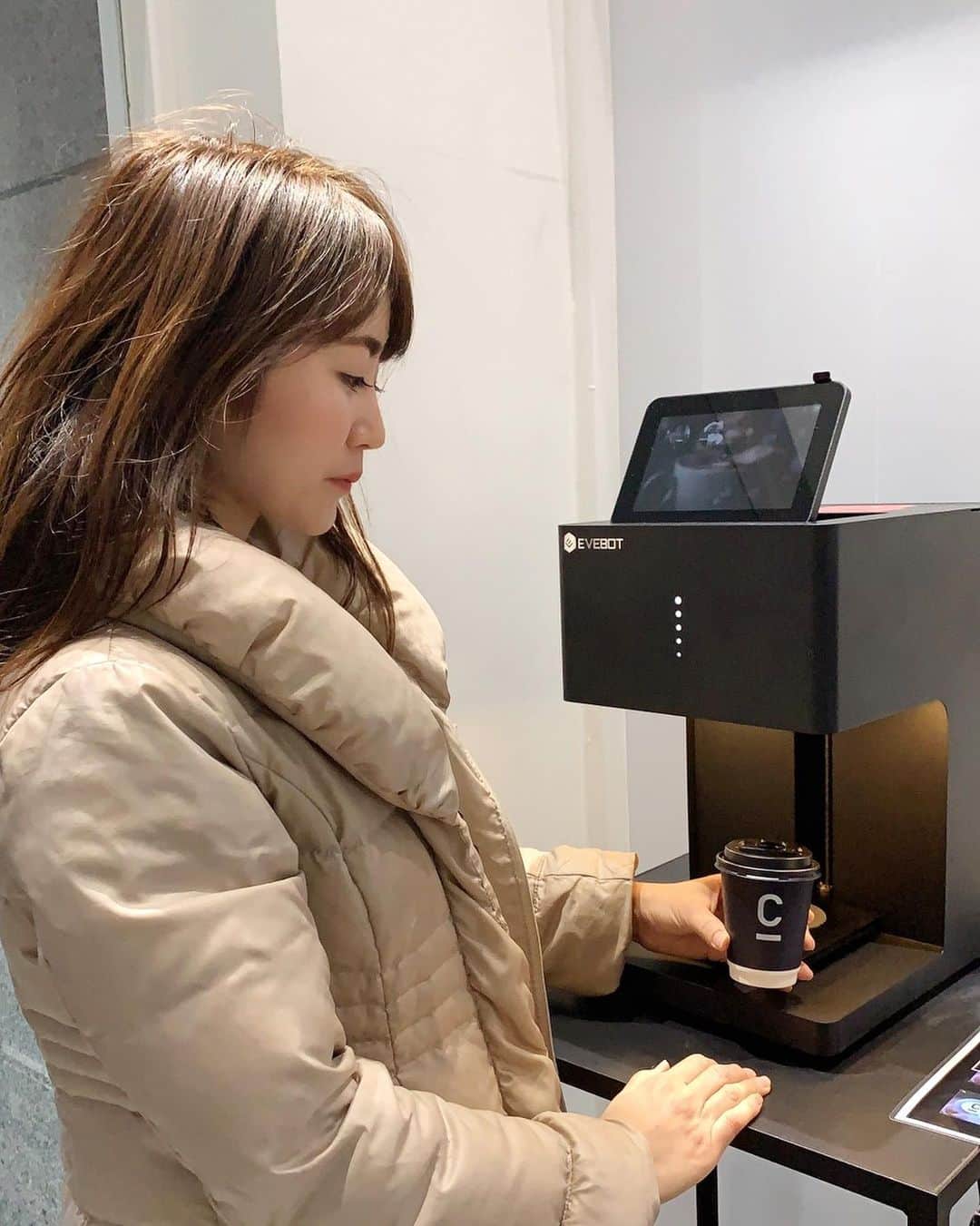 Miku Hirata 平田未来さんのインスタグラム写真 - (Miku Hirata 平田未来Instagram)「C COFFEEを飲んできました💓 炭の粉末が入ったチャコールコーヒーです☕️ * * コーヒースタンドでは、カフェラテにしました✨ モデルの、Nikiさんと、田辺莉咲子さんがおり、とても華やかかつおしゃれなカウンターになっていました🥰 * コーヒーは好きなので、ほぼ毎日飲んでいます☕️ このコーヒーには、クレンズ効果がある国産の赤松炭・竹炭が加えられており、 更に美容と健康をサポートするMCTオイルを配合しています💓  飲みながら、健康になれるのは嬉しいです😆 * * 「チャコールコーヒークレンズで理想のカラダへ」をコンセプトとした、チャコールクレンズができるコーヒー「C COFFEE」 が1/28に発売されます✨ * 2階では、バンド　I Don‘t Like Mondays. の音楽も聴けて、束の間日常を忘れられました笑  @c_coffee_official  #C_COFFEE #チャコールクレンズ #チャコールコーヒー #無理せずキレイ #炭 #コーヒー #美容 #Niki #田辺莉咲子 #ダイエット #チャコールコーヒーダイエット #デトックス #クレンズ #おしゃれ #PR #表参道　#コーヒー大好き #IDLMs.  #CHARCOAL #COFFEE  #DIET  #頑張らない #チャコール #ファスティング  #コーヒーのある暮らし #コーヒー好きな人と繋がりたい #おしゃれさんと繋がりたい」1月28日 19時41分 - miku.hirata