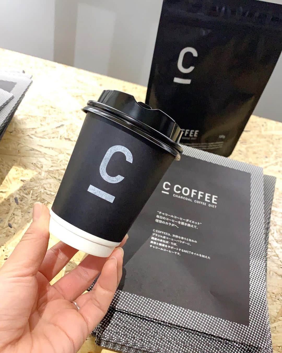 Miku Hirata 平田未来さんのインスタグラム写真 - (Miku Hirata 平田未来Instagram)「C COFFEEを飲んできました💓 炭の粉末が入ったチャコールコーヒーです☕️ * * コーヒースタンドでは、カフェラテにしました✨ モデルの、Nikiさんと、田辺莉咲子さんがおり、とても華やかかつおしゃれなカウンターになっていました🥰 * コーヒーは好きなので、ほぼ毎日飲んでいます☕️ このコーヒーには、クレンズ効果がある国産の赤松炭・竹炭が加えられており、 更に美容と健康をサポートするMCTオイルを配合しています💓  飲みながら、健康になれるのは嬉しいです😆 * * 「チャコールコーヒークレンズで理想のカラダへ」をコンセプトとした、チャコールクレンズができるコーヒー「C COFFEE」 が1/28に発売されます✨ * 2階では、バンド　I Don‘t Like Mondays. の音楽も聴けて、束の間日常を忘れられました笑  @c_coffee_official  #C_COFFEE #チャコールクレンズ #チャコールコーヒー #無理せずキレイ #炭 #コーヒー #美容 #Niki #田辺莉咲子 #ダイエット #チャコールコーヒーダイエット #デトックス #クレンズ #おしゃれ #PR #表参道　#コーヒー大好き #IDLMs.  #CHARCOAL #COFFEE  #DIET  #頑張らない #チャコール #ファスティング  #コーヒーのある暮らし #コーヒー好きな人と繋がりたい #おしゃれさんと繋がりたい」1月28日 19時41分 - miku.hirata
