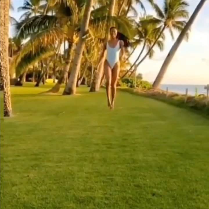 セレステ・バーバーのインスタグラム：「Getting back into it. Slowly.  #celestechallengeaccepted  #celestebarber  #funny  #gabrielleunion」