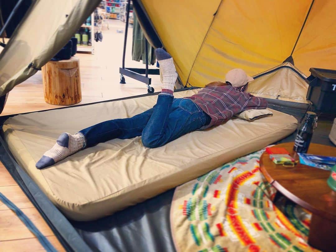 SUNDAY MOUNTAINさんのインスタグラム写真 - (SUNDAY MOUNTAINInstagram)「【外寝の極み】 アウトドアにプレミアムな寝心地を。睡眠を妥協したくない人のためのキャンプ用マット、枕付き。 10mm厚のウレタンが採用された自動膨張式インフレータブルマットは空気を充填すればアウトドア用マットとは思えないほど弾力のあるマットレスが完成します。 サイズは3タイプ。 是非店頭にて体を包み込むような寝心地を体感してください。 ・ ・ ■ブランド名：DOD ■商品名：ソトネノキワミ ■サイズ：【S】80×208×10【M】115×208×10 【L】138×208×10 ■重量：【S】4.6kg【M】6.3kg【L】7.5kg ■価格(税抜)：【S】17,593円【M】20,370円【L】23,148円 ・ ・ ⬛️ THE GATE by SUNDAY MOUNTAIN 営業時間 11:00〜19:00 (水曜定休) 福井県福井市定正町1216 TEL 0776-97-8848 * * #THEGATEbySUNDAYMOUNTAIN  #sundaymountain  #camp  #outdoorfashion  #outdoorshop  #新店舗情報  #サンデーマウンテン  #アウトドア  #アウトドアショップ  #アウトドアファッション  #キャンプ  #トレッキング  #DOD  #ソトネノキワミ」1月28日 19時44分 - sundaymountain