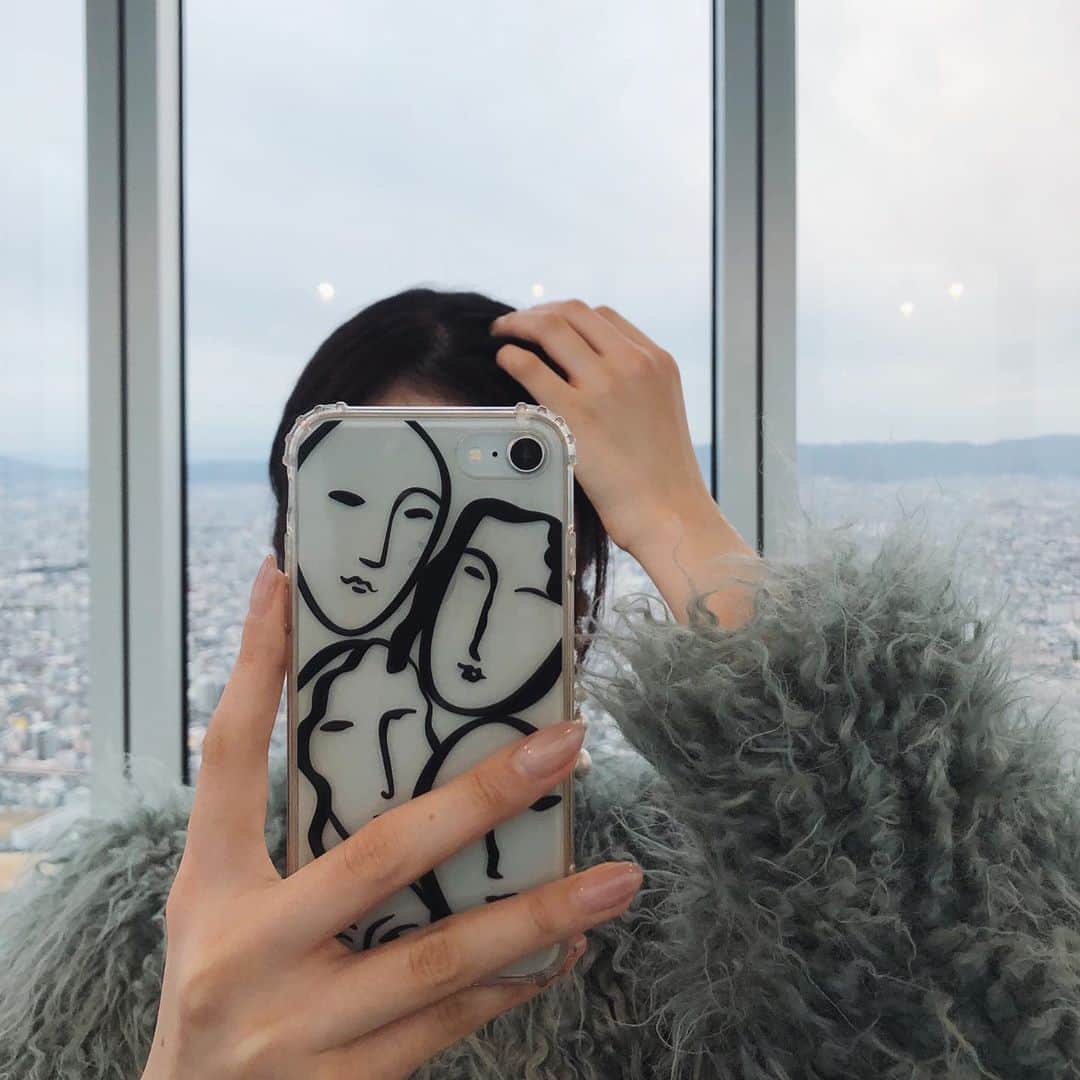 のインスタグラム：「. . 完全に、 #観光 気分で #ハルカス へ。 . #あべのハルカス#あべのハルカス展望台#大阪観光#天王寺#阿倍野#osaka#ハルカス300#景色 . . もう少しで #大阪 を去ってしまうマイメンターと。 何気に、ちゃーんと上がったの初めてかも！ 楽しかった！ . 高いところってワクワク感すごいの、なんだろうね。 . 因みに1枚目は、トイレの鏡越し。 トイレ映えでした。 . #model#fashionmodel#모델#和装モデル#webモデル#フリーランス#freelance#福井千佳#chika_fukui#インフルエンサー#followme#style#おしゃれさんと繋がりたい#selfie#picoftheday#japan#サロモ#handmadeaccessory#ハンドメイドアクセサリー」