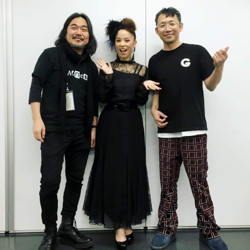 azumiのインスタグラム：「‪先日のGLAY＠横アリ。緊張の現場でヘアメイクのハッシーとスタイリストのザッキーが居てくれて心強かった〜。 ハッシーはデビューの時の金髪を作ってくれた人で20年ぶりのメイク笑。ザッキーは飲み友達笑‬。 ‪あとPAさんが昔wyolicaのツアーを周ってくれたMSIの謝花さんで音も安心でした。皆さんありがとう！‬ ‪#GLAY‬ ‪#wyolica‬ ‪#azumi ‬ #tunobyazumi  #togapulla」
