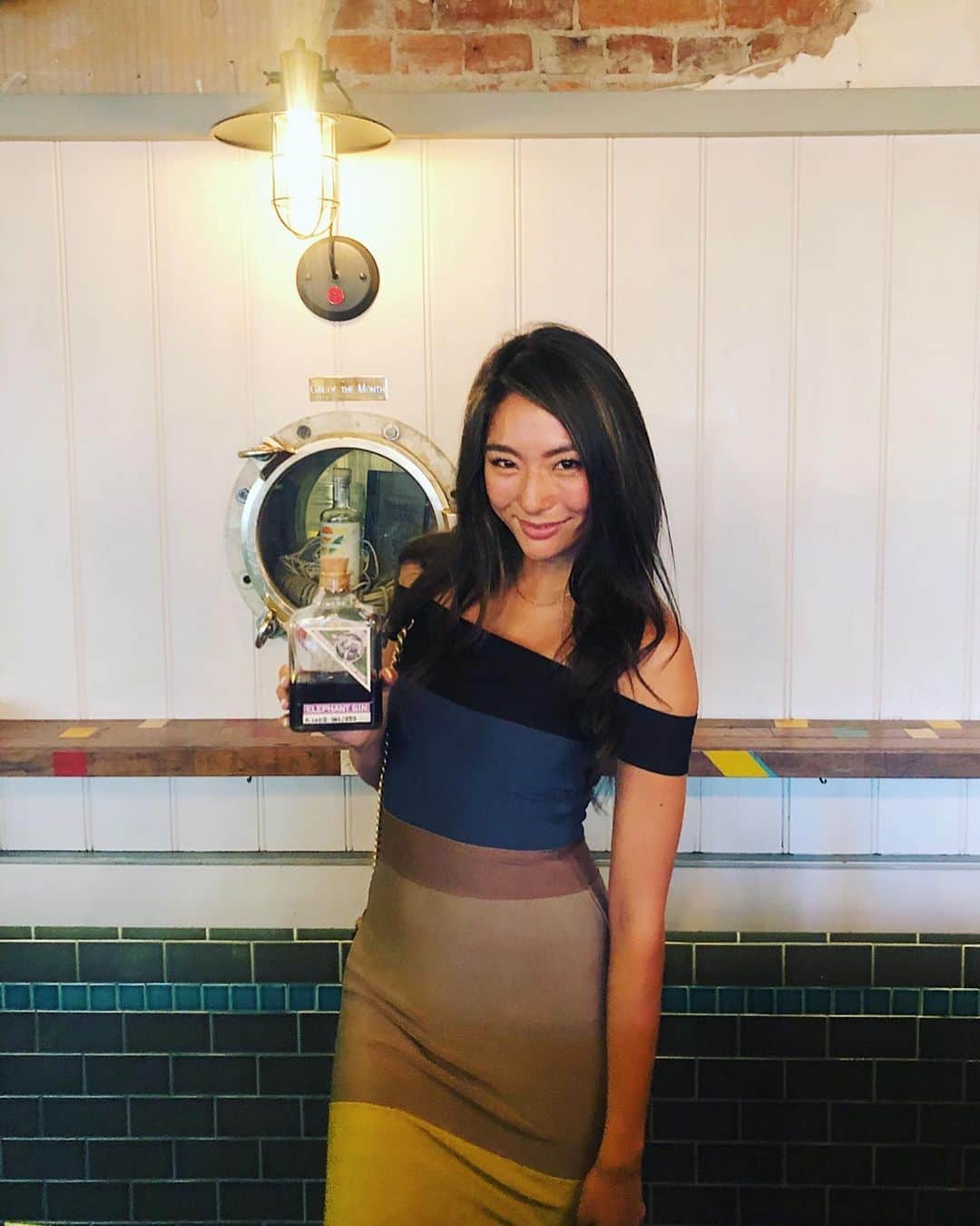 のインスタグラム：「Coffee, Wine, and Gin are my favorite drinks☺️ I mean I really like Adelaide‼️ Melbourne is known for having the most coffee shop in the world but Adelaide too.☕️🇦🇺Also the largest producer of Gin in the world.🌽🌾Of course famous of great wine🍷 Adelaide is just heaven for me🙋‍♀️♥️ コーヒー、ワイン、ジン(あとグラッパ)は欠かす事なくたくさんの種類を家に置いているお気に入りの飲み物😊 メルボルンは世界で1番珈琲ショップが多い街として有名ですが、アデレードも負けず劣らず✨ そしてジンの生産は世界一でとてもユニークで美味しいジンが多いんです🌿もちろん有名なワイナリーも多くワインも美味しい🍇‼️ Hains&Coはオーストラリア全土でベストジンバーに選ばれた名店っ✨ ・ #hainsandco #ginbar #lovegintonic」