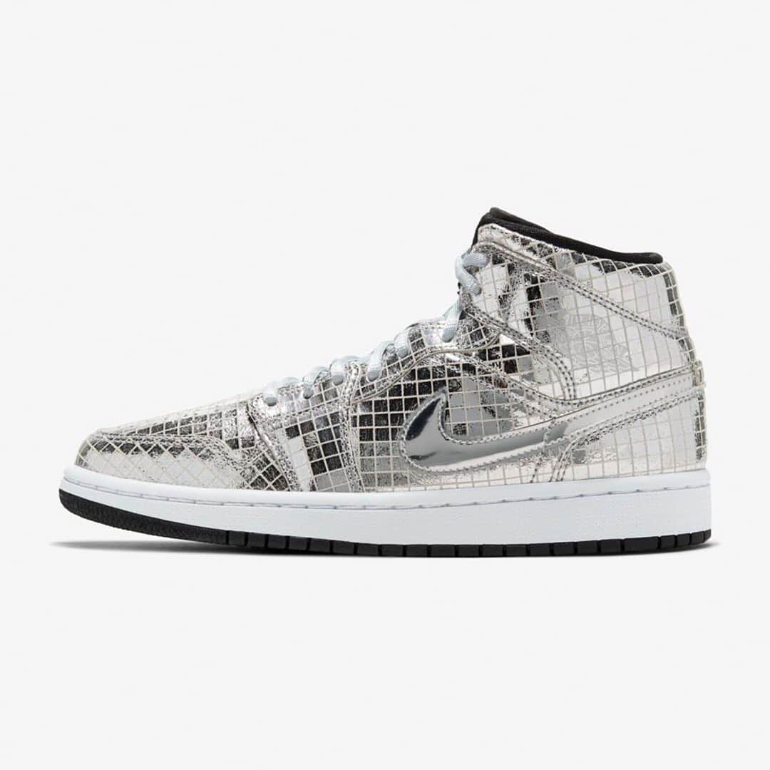 HYPEBEASTさんのインスタグラム写真 - (HYPEBEASTInstagram)「@hypebeastkicks: @jumpman23 has given the Air Jordan 1 Mid a new "Flashing Lights" rework. Constructed entirely of a shiny metallic silver leather, the shoe features cut-out grid patterns on the upper, grey mesh at the throat, and stark silver patent leather on the badge to match the flat patent leather midfoot Swoosh. It’s slated to release on @nike SNKRS come February 1 for $125 USD.⁠⠀ Photo: Nike」1月28日 19時57分 - hypebeast