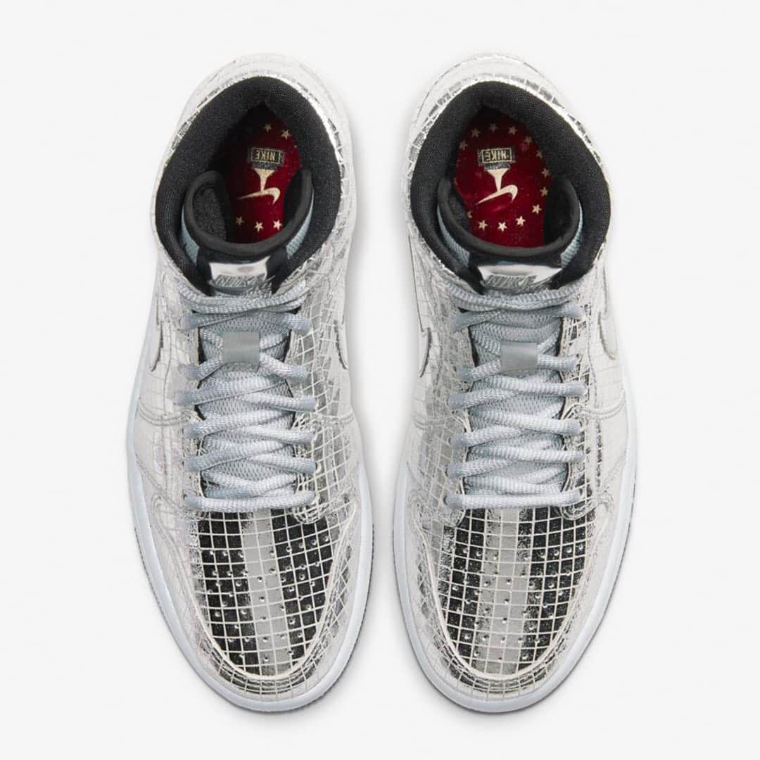 HYPEBEASTさんのインスタグラム写真 - (HYPEBEASTInstagram)「@hypebeastkicks: @jumpman23 has given the Air Jordan 1 Mid a new "Flashing Lights" rework. Constructed entirely of a shiny metallic silver leather, the shoe features cut-out grid patterns on the upper, grey mesh at the throat, and stark silver patent leather on the badge to match the flat patent leather midfoot Swoosh. It’s slated to release on @nike SNKRS come February 1 for $125 USD.⁠⠀ Photo: Nike」1月28日 19時57分 - hypebeast