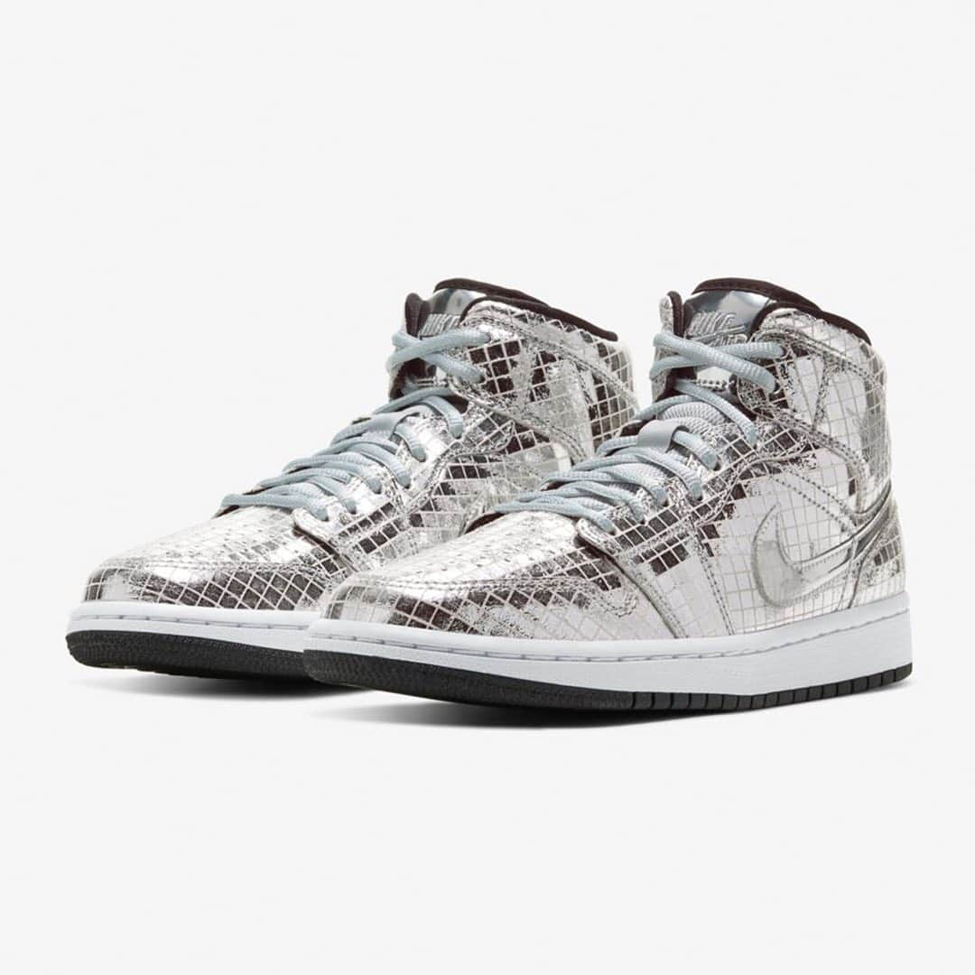 HYPEBEASTさんのインスタグラム写真 - (HYPEBEASTInstagram)「@hypebeastkicks: @jumpman23 has given the Air Jordan 1 Mid a new "Flashing Lights" rework. Constructed entirely of a shiny metallic silver leather, the shoe features cut-out grid patterns on the upper, grey mesh at the throat, and stark silver patent leather on the badge to match the flat patent leather midfoot Swoosh. It’s slated to release on @nike SNKRS come February 1 for $125 USD.⁠⠀ Photo: Nike」1月28日 19時57分 - hypebeast