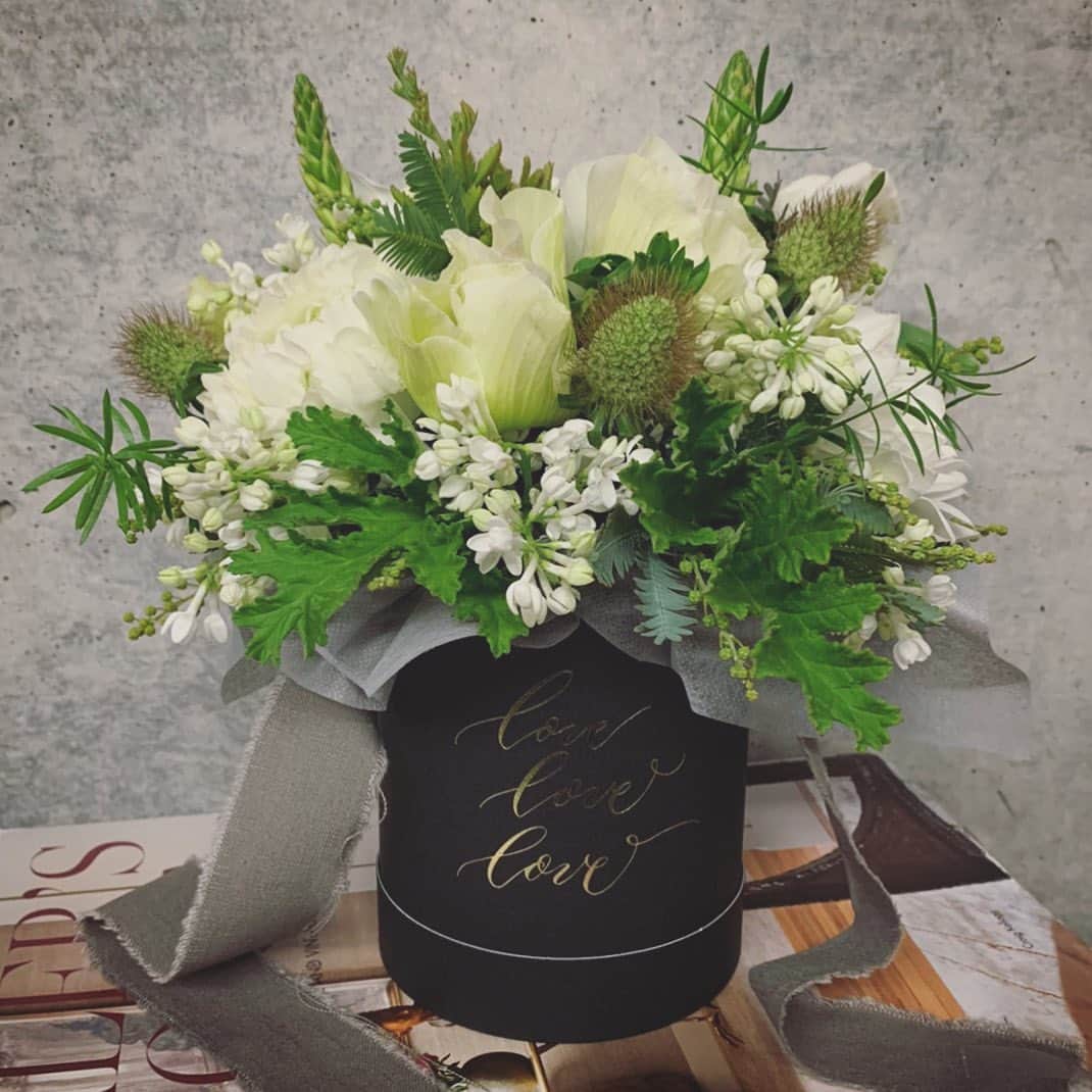 畑野ひろ子のインスタグラム：「gift box flower🌷  @willgarden_official  #flower #flowers #arrangement #boxflower #boxarrangement #whiteandgreen #willgarden」