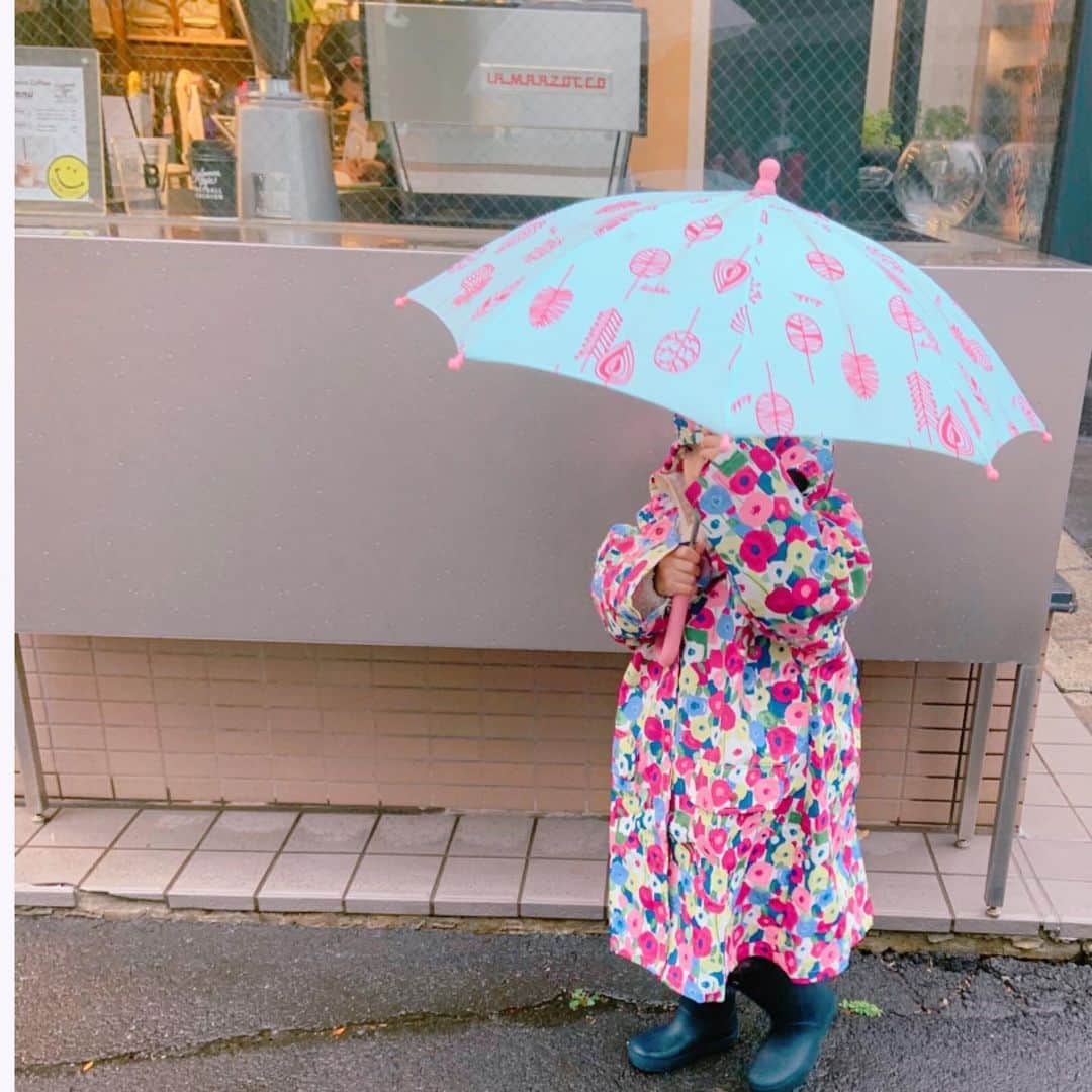 大和田美帆さんのインスタグラム写真 - (大和田美帆Instagram)「雨の日はとにかく明るく 楽しく派手なグッズで乗り切る！！ . . こどもの安全のためにも。 . #雨の日のおでかけ #4歳 #寒すぎて震えた  ワガコは全然寒くないらしい。 こどもすごい。」1月28日 19時56分 - miho_ohwada