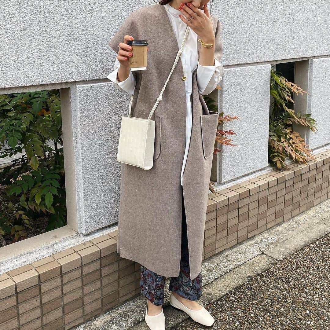 美生のインスタグラム：「🥨﻿ ﻿ 今日はジレでちょうどよかった♡﻿ ﻿ そしてジレとこのブラウスの﻿ 相性バッチリ♡﻿ ﻿ 1/31 (金) 21:00﻿ 一斉発売アイテムは﻿ この春欠かせないアイテムばかり✔︎﻿ コンプリートしないと♡﻿ ﻿ 明日は @dnbn.m ちゃんと @kyon__0917 ちゃんと ランチライブさせてもらいます♡ お時間合えばぜひお話ししましょう~🍽」