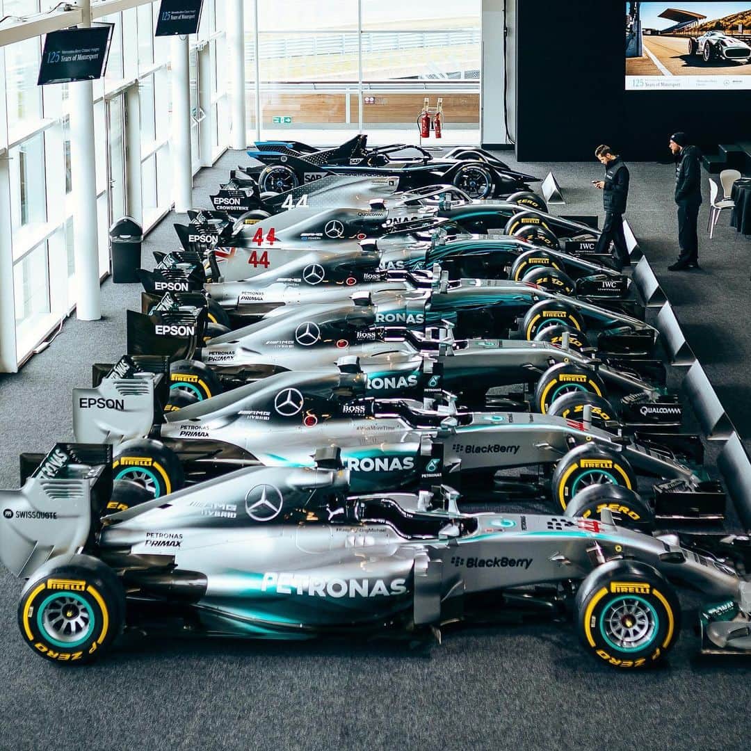 MERCEDES AMG PETRONASさんのインスタグラム写真 - (MERCEDES AMG PETRONASInstagram)「We see your 1/43 model collection and raise you our 1/1 scale set of Silver Arrows... 😜‬」1月28日 19時59分 - mercedesamgf1