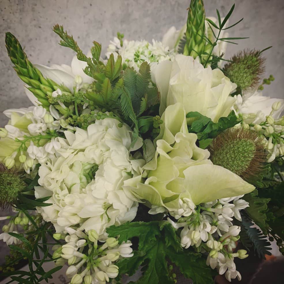 畑野ひろ子のインスタグラム：「white×green  #flower #flowers #bouquet #arrangement #willgarden」