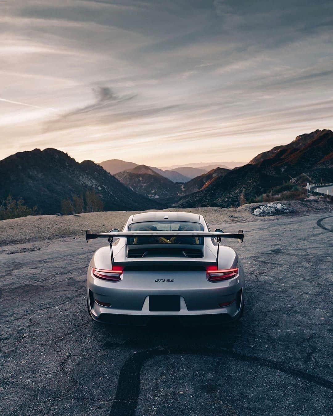 Porscheさんのインスタグラム写真 - (PorscheInstagram)「Nothing better than a beautiful sunset with great company. ⁣ (📸: @popz.s) #Porsche #PorscheMoment⁣ __⁣ Combined fuel consumption in accordance with EU 6: 911 GT3 RS: 12,8 l/100 km; CO2 emissions: 291 g/km⁣」1月28日 20時00分 - porsche