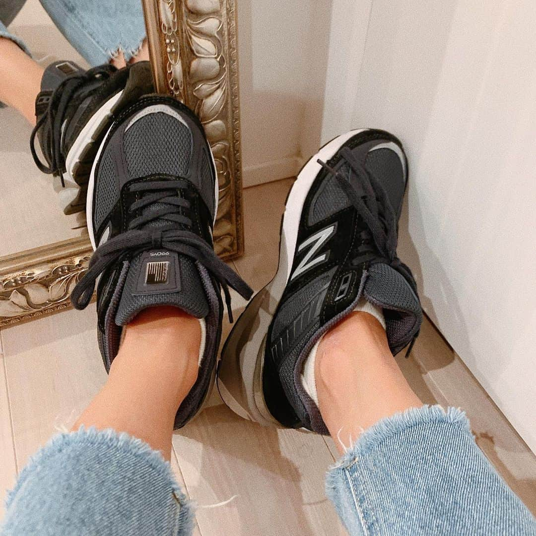 黒木なつみさんのインスタグラム写真 - (黒木なつみInstagram)「﻿ ✌️💙💋﻿ ﻿ #Newbalance﻿ #990v5﻿ #中学生ぶりのニューバランス﻿ #ネイビー探してたんだょ﻿ #履き心地がヤバすぎる！﻿ #990シリーズ﻿ #らぶ♡」1月28日 20時01分 - natsumi0086