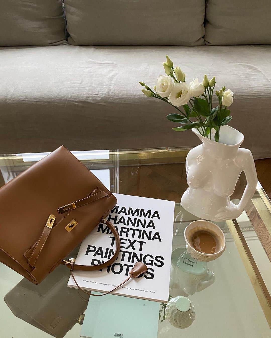 ペニーレ・タイスベックのインスタグラム：「Annonce for @vestiaireco  If every morning could look this peaceful, which is not the case.. 🙃 PS say hi to my new old coffee date, Kelly 🧡♻️」