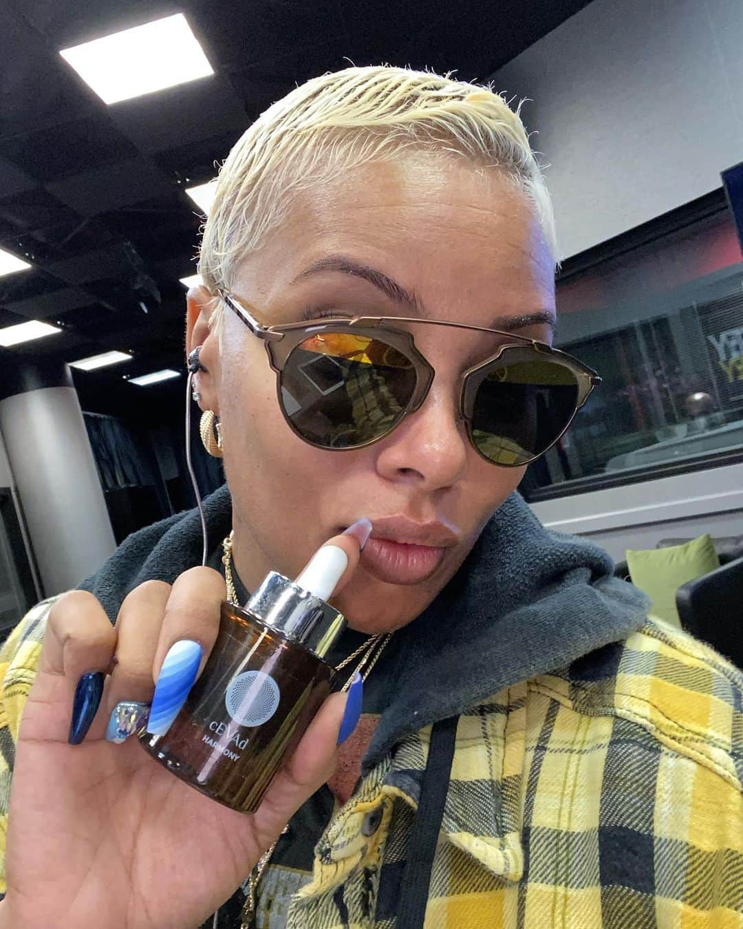 エヴァ・マルセルさんのインスタグラム写真 - (エヴァ・マルセルInstagram)「These are my daily “get right” drops from my @cevad_cbd line, HARMONY! Have you tried Harmony yet? It’s our latest CBD oil that includes .3% THC.  If you’re struggling on the daily with pain & anxiety, Harmony is going to be a game changer for you.  Visit ThinkcEVAd.com now and let me know how good you feel once you Harmony enters your world 🌻  #cEVAd #cbd #harmony #gamechanger」1月28日 20時02分 - evamarcille