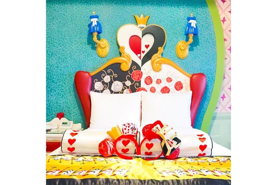 Kanaさんのインスタグラム写真 - (KanaInstagram)「ㅤ ㅤ ハートの女王カチューシャ👸🏻🌹♥️ ㅤ ㅤ ㅤ 左のは前パークで売ってたやつ 右のは赤スパンコールカチューシャと 前ディズニーストアで売ってたリボンを 合わせたやつ🃏♥️♠️♦️♣️ ㅤ ㅤ ストアのリボンに付いてるトランプは 本物の紙なんだよ( 厚紙みたいな )😳 絶対雨の日に使いたくない🙅🏻‍♀️☔️笑 ㅤ ㅤ ㅤ ㅤ ㅤ ㅤ ㅤㅤㅤㅤ #kana_disney ㅤ ㅤㅤ #東京ディズニーリゾート #ディズニーランドホテル #ランホ #東京ディズニーランド #ディズニーランド #キャラクタールーム #ふしぎの国のアリスルーム #ふしぎの国のアリス #ハートの女王 #ディズニーストア #スパンコールカチューシャ #tokyodisneyland #tdl #tokyodisneyresort #tdr #tokyodisneylandhotel #disneylandhotel #aliceinwonderland #aliceinwonderlandroom #queenofheart #disneystore」1月28日 20時15分 - kalnnas2