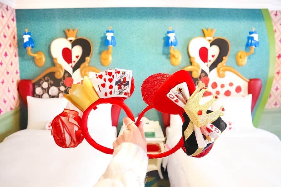 Kanaさんのインスタグラム写真 - (KanaInstagram)「ㅤ ㅤ ハートの女王カチューシャ👸🏻🌹♥️ ㅤ ㅤ ㅤ 左のは前パークで売ってたやつ 右のは赤スパンコールカチューシャと 前ディズニーストアで売ってたリボンを 合わせたやつ🃏♥️♠️♦️♣️ ㅤ ㅤ ストアのリボンに付いてるトランプは 本物の紙なんだよ( 厚紙みたいな )😳 絶対雨の日に使いたくない🙅🏻‍♀️☔️笑 ㅤ ㅤ ㅤ ㅤ ㅤ ㅤ ㅤㅤㅤㅤ #kana_disney ㅤ ㅤㅤ #東京ディズニーリゾート #ディズニーランドホテル #ランホ #東京ディズニーランド #ディズニーランド #キャラクタールーム #ふしぎの国のアリスルーム #ふしぎの国のアリス #ハートの女王 #ディズニーストア #スパンコールカチューシャ #tokyodisneyland #tdl #tokyodisneyresort #tdr #tokyodisneylandhotel #disneylandhotel #aliceinwonderland #aliceinwonderlandroom #queenofheart #disneystore」1月28日 20時15分 - kalnnas2