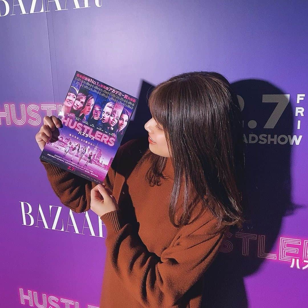 のインスタグラム：「. . 先日『ハスラーズ』の試写会に招待して頂きました🍿 🎞 🎥 @hustlersmoviejp . 映画の内容はウォール街の金持ちの男性から巧みに大金を奪っていくストリップ店で働く女性達の実話を元にした話。 . 50代のジェニファー・ロペスのポールダンスのシーンは目が離せませんでした。とにかく美しくてカッコよくて素敵すぎた🤦‍♀️ . 最後まで爽快感ある映画でとっても楽しかった〜！ 女の友情最高！👧🏻💗 .  2月7日(金)に公開だよ！ 気になる人は見に行ってみて！🏃‍♂️💨 . . #ハスラーズ #映画 #pr」