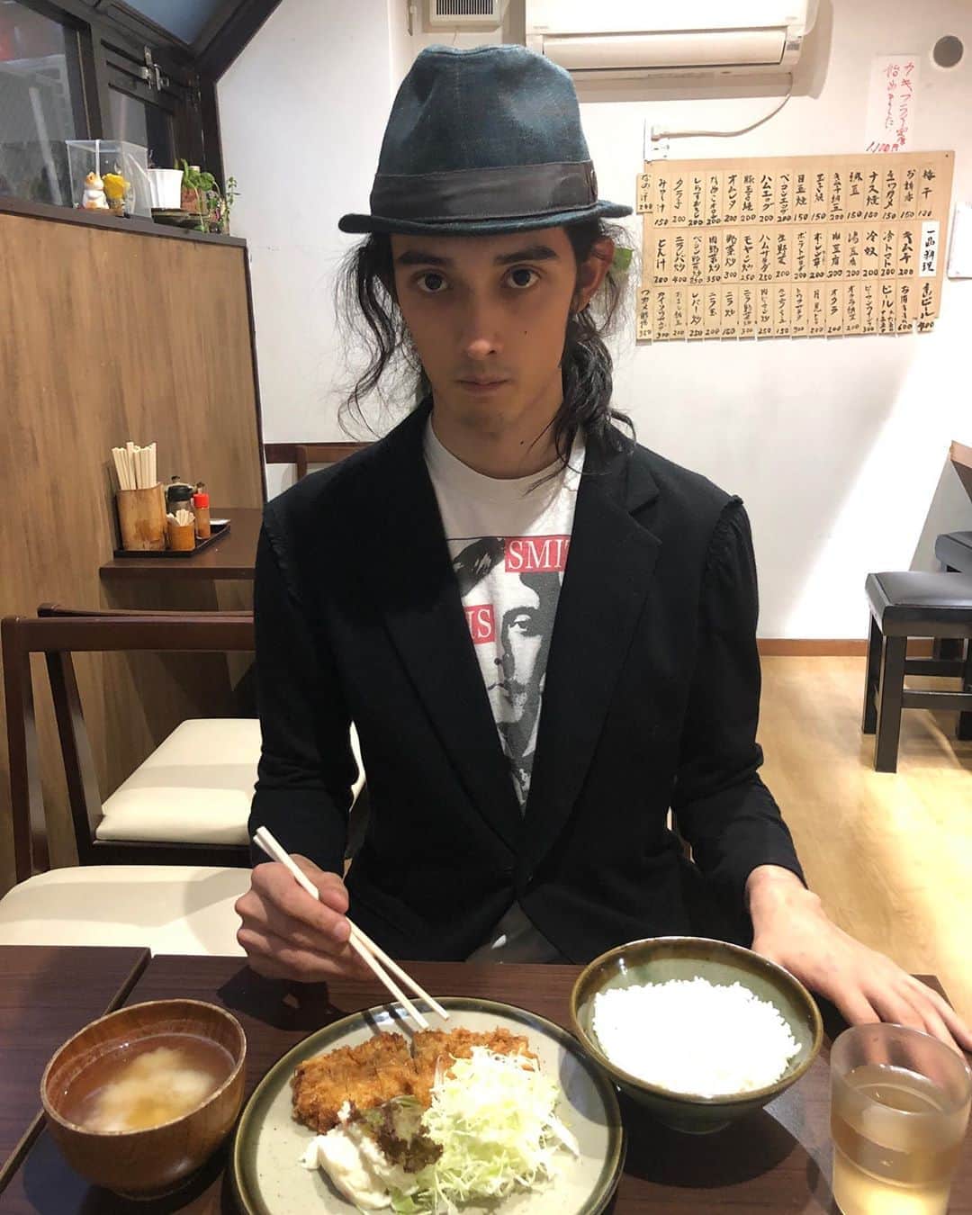 栗原類さんのインスタグラム写真 - (栗原類Instagram)「お世話になってる定食屋でご飯を食べてます。意外かもしれませんがこう見えて、揚げ物結構好きです。 #明日はニクの日 #とんかつ」1月28日 20時12分 - louis_kurihara