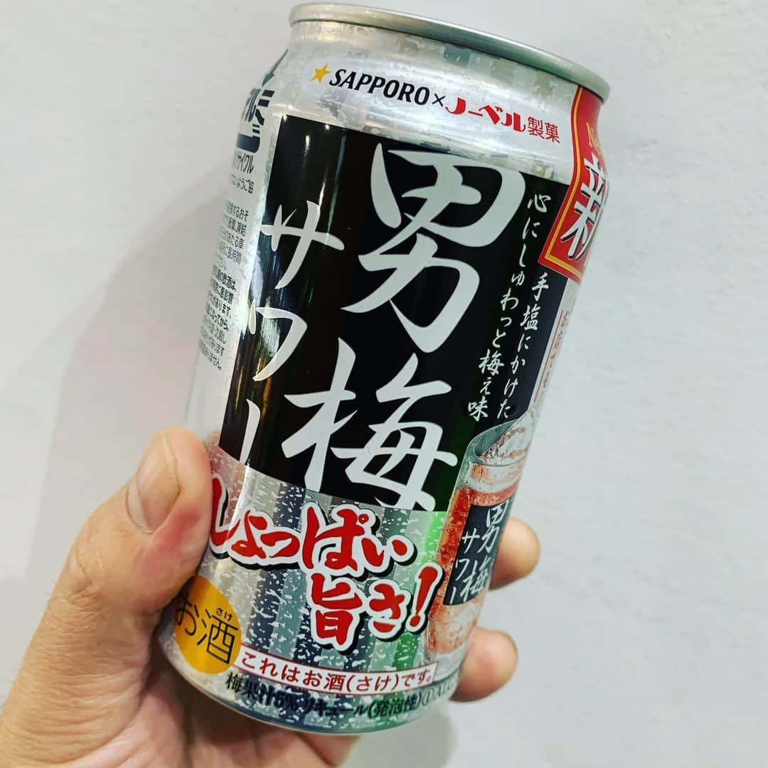 のインスタグラム：「業務終了、即酒！  #sapporo #男梅サワー」