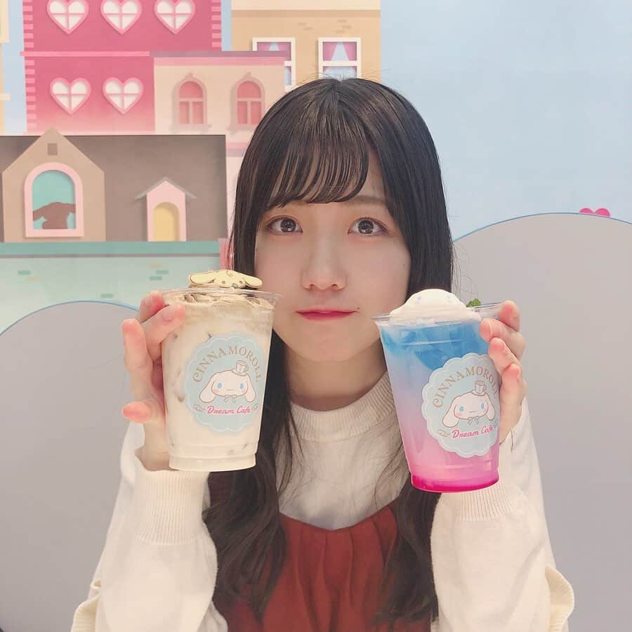 のインスタグラム：「🕊 シナモンくんとみるくのかわいいドリンク飲んだよ〜☁️🍼 . マシュマロでできたシナモンくんがこっち見つめてきて すごい愛着湧いた。いとしなもん。 . . . #sanriopuroland #サンリオ #サンリオピューロランド #ピューロランド #シナモン #シナモロール」