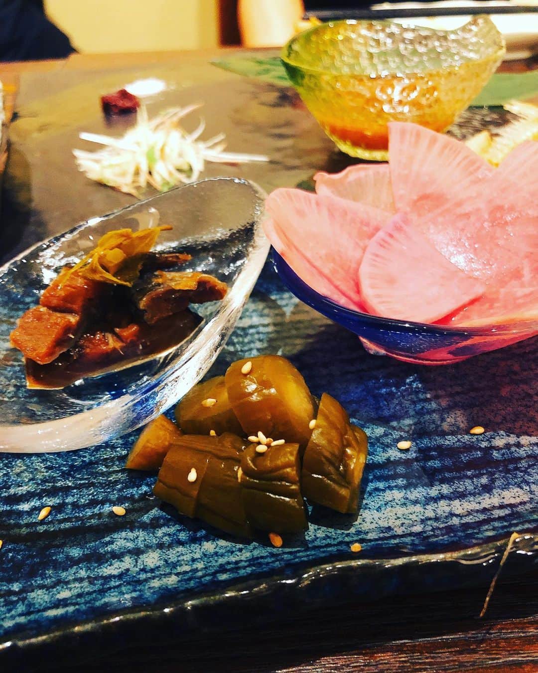 LOVEのインスタグラム：「にしんの山椒漬け 相馬のきゅうり 大根の赤酢 福島最南端矢祭のお米  はあああ！美味しい！  うさみ監督、MVお疲れ様でした！  #LIFEgrace #相馬でも #奈良でも #飲んでなかったから」