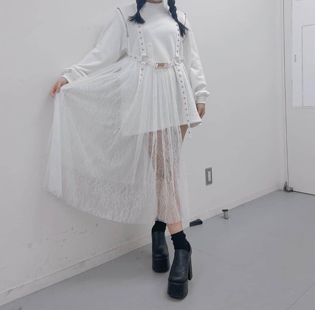 松本愛花のインスタグラム：「♥︎ one spoの服に最近ハマっております 片方だけレースがついてるのが特徴的でとってもかわいい〜🐰 ちなみに、このベルトは別売りやったよ！ つけた方が好きやけど、なくても全然かわゆい〜◎ あっ。ちなみの肩のチャック開くよ〜👶🏻 色んなパターンで着れる👣 #one spo #ワンスポ #白 _ホワイトコーデ #ワンピース #ベルト #EMODA#靴 #ヒール  #厚底  #三つ編み」