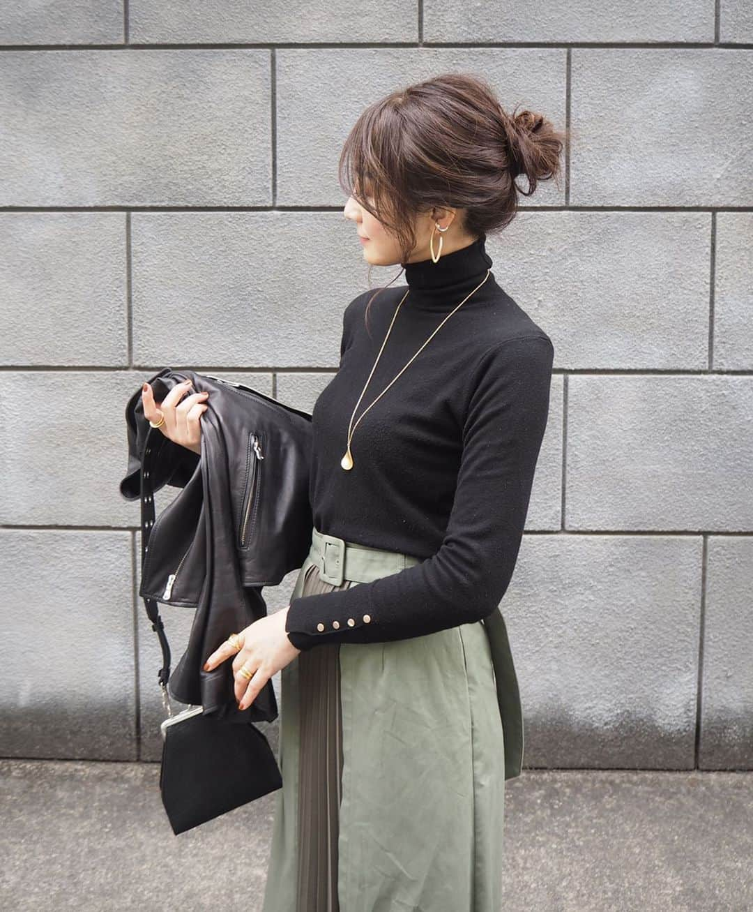 yoko178loveさんのインスタグラム写真 - (yoko178loveInstagram)「#coordinate ． ．　 適当にまとめたお団子アレンジが 思いのほか上手くできた☺︎ それだけで嬉しい単純なひと🙋‍♀️← ． ． black×khaki ． フロントがプリーツのデザインスカート シンプルだけじゃないボトムスで コーデに変化をつけて☺︎ ． ． knit @zara  skirt @lagunamoon_com  bag  @bigotre_official ． ． #lagunamoon#ラグナムーン#zara #ザラ#bigotre #ヘアアレンジ #コーディネート#冬コーデ #ライダースジャケット #シンプルコーデ #instafashion」1月28日 20時27分 - yoko178love