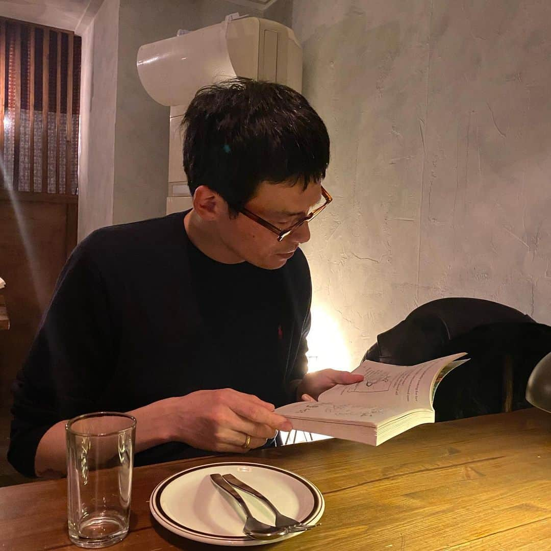 キム・ウォンジュンさんのインスタグラム写真 - (キム・ウォンジュンInstagram)「I am starting to read a book few days ago. ( * I started reading a book few days ago. ) It would be for elementary students or kids. When I bought this, i said “It’s a gift for my nephew” Actually not... ( *actually It was not ) - From now on, I’ll write “english” or “young-eo” here only. ( *I’ll write in english ) When you read it and feel some weird, ( *when you read it and feel something is weird ) Please let me know what i did wrong.🙊 - Daum eh ddo write hal kke. - #아마이게마지막한글 #한글을사랑합니다만 #영어도제꿈이니까여」1月28日 20時28分 - keemwj