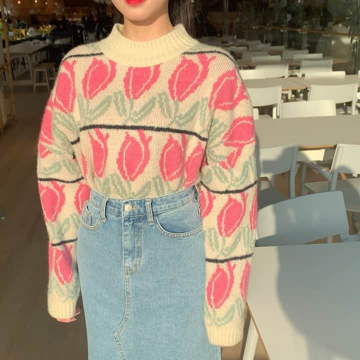 Chuuのインスタグラム：「얼굴을 화사하게 한톤 올려주는 니트🧶올리자마자 주문폭주💕💕 #chuuseoul」