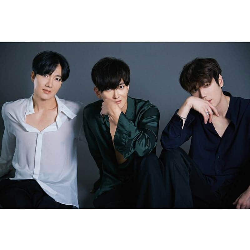 Oggi編集部さんのインスタグラム写真 - (Oggi編集部Instagram)「ついに本日1/28(火)発売！  4年ぶりにカムバックした、Funky Galaxyのデジタル写真集ができました👏  韓国の人気グループ「SUPERNOVA」からのユニット「Funky Galaxy」。彼らの初めてのデジタルフォトブックでは、鍛えられた大人のカラダをチラ見せ💕  ほかにも、お部屋でのリラックスした様子やオフィススタイルなど、これまで見たことのない3人の魅力をギュッと収めました。  このデジタルフォトブックは、グループver.・ソロver.の全部で4種類です！  詳しくは、Oggi.jpをチェック❤️ ・  #ファンキーギャラクシー #FunkyGalaxy #グァンス #KWANGSOO #광수 #ジヒョク #JIHYUK #지혁 #ゴニル #GEONIL #건일 #SUPERNOVA #写真集 #デジタル写真集 #Oggi #雑誌Oggi」1月28日 20時31分 - oggi_mag