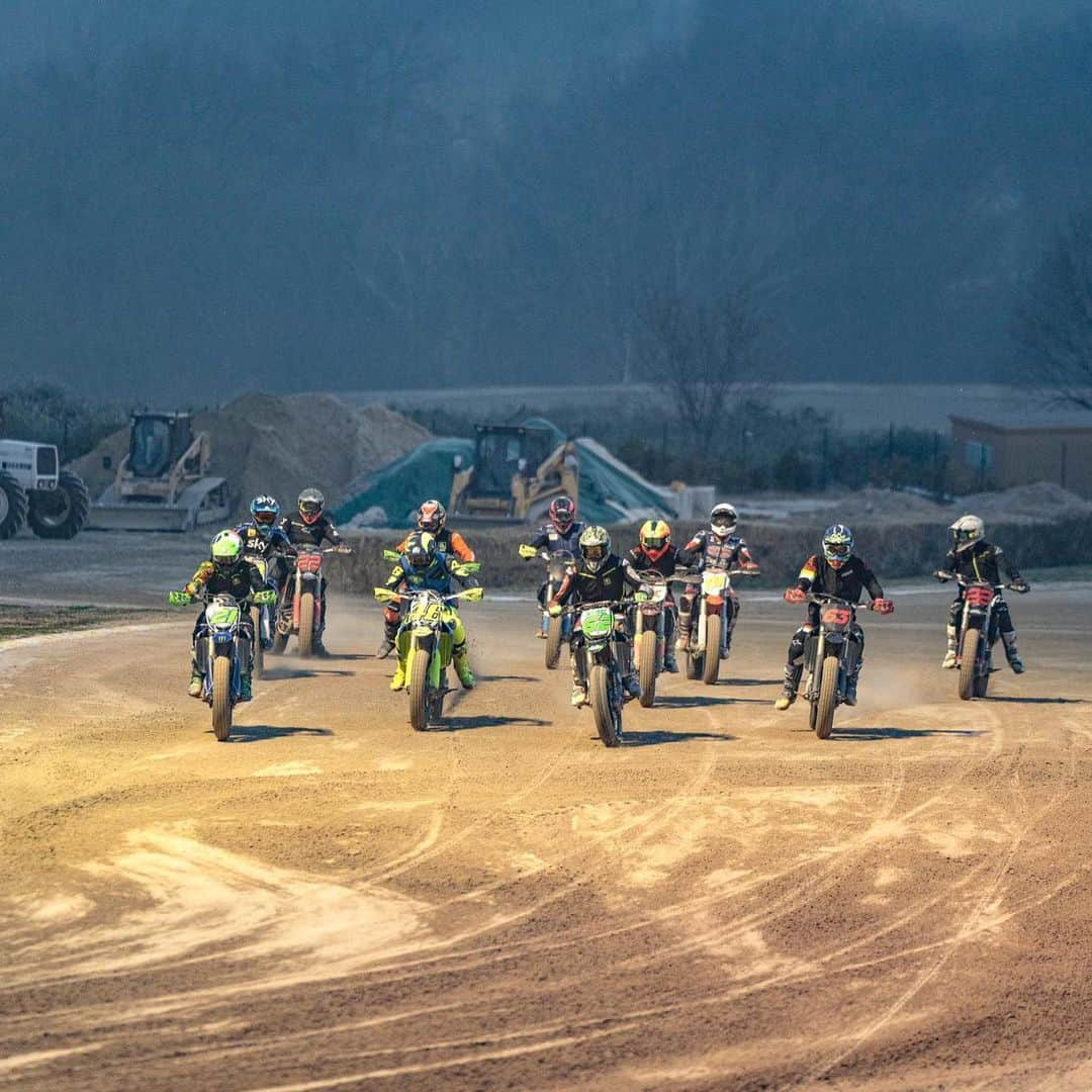 バレンティーノ・ロッシさんのインスタグラム写真 - (バレンティーノ・ロッシInstagram)「Training at the MotoRanch with the @vr46ridersacademyofficial 📸 @camilss」1月28日 20時31分 - valeyellow46