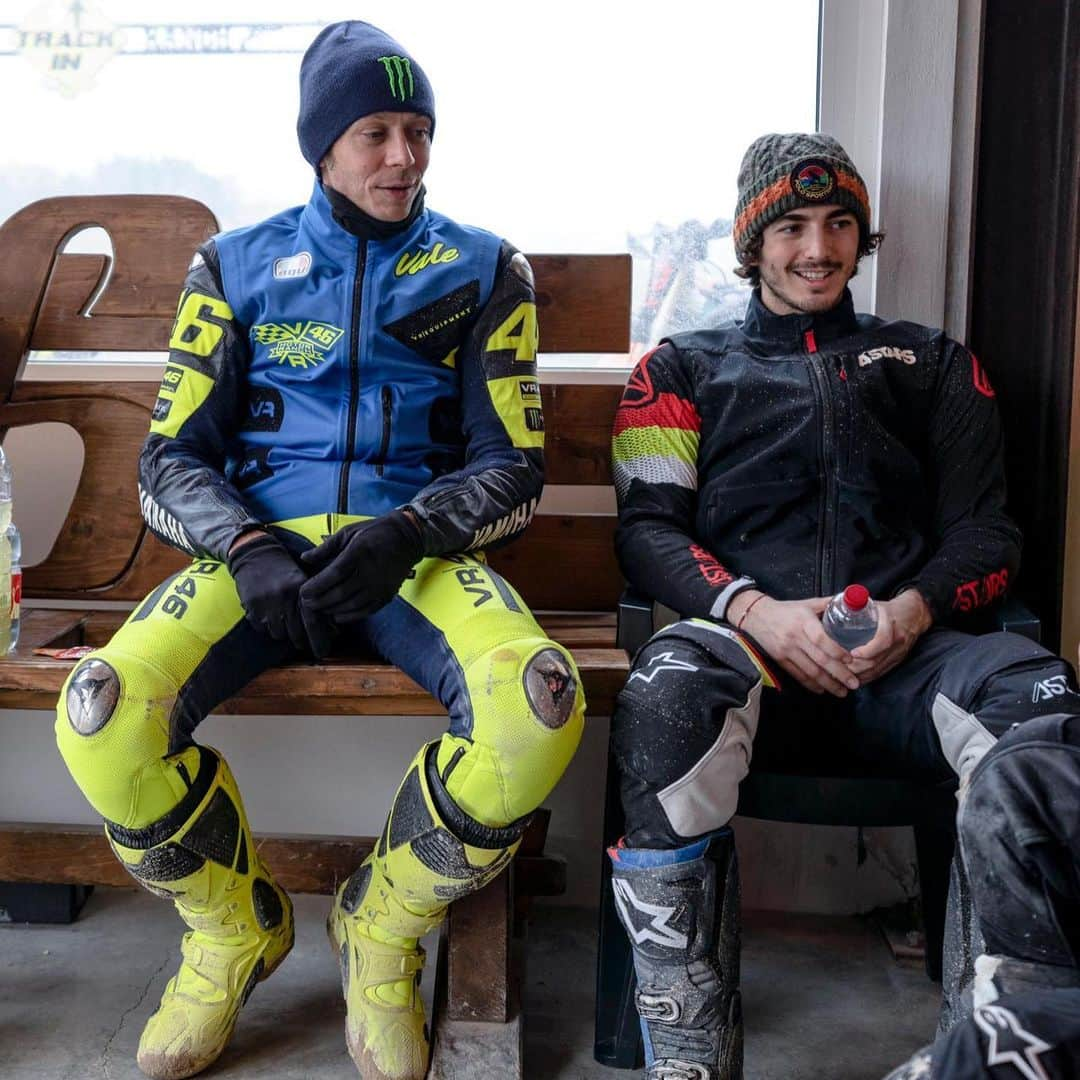 バレンティーノ・ロッシさんのインスタグラム写真 - (バレンティーノ・ロッシInstagram)「Training at the MotoRanch with the @vr46ridersacademyofficial 📸 @camilss」1月28日 20時31分 - valeyellow46