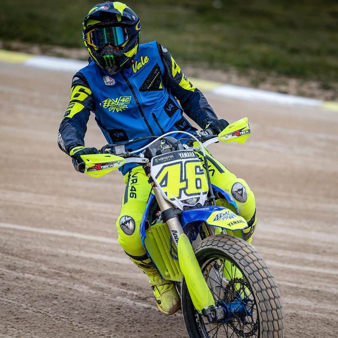 バレンティーノ・ロッシさんのインスタグラム写真 - (バレンティーノ・ロッシInstagram)「Training at the MotoRanch with the @vr46ridersacademyofficial 📸 @camilss」1月28日 20時31分 - valeyellow46