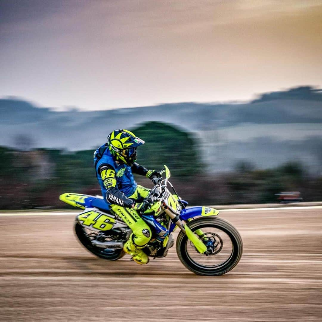 バレンティーノ・ロッシさんのインスタグラム写真 - (バレンティーノ・ロッシInstagram)「Training at the MotoRanch with the @vr46ridersacademyofficial 📸 @camilss」1月28日 20時31分 - valeyellow46