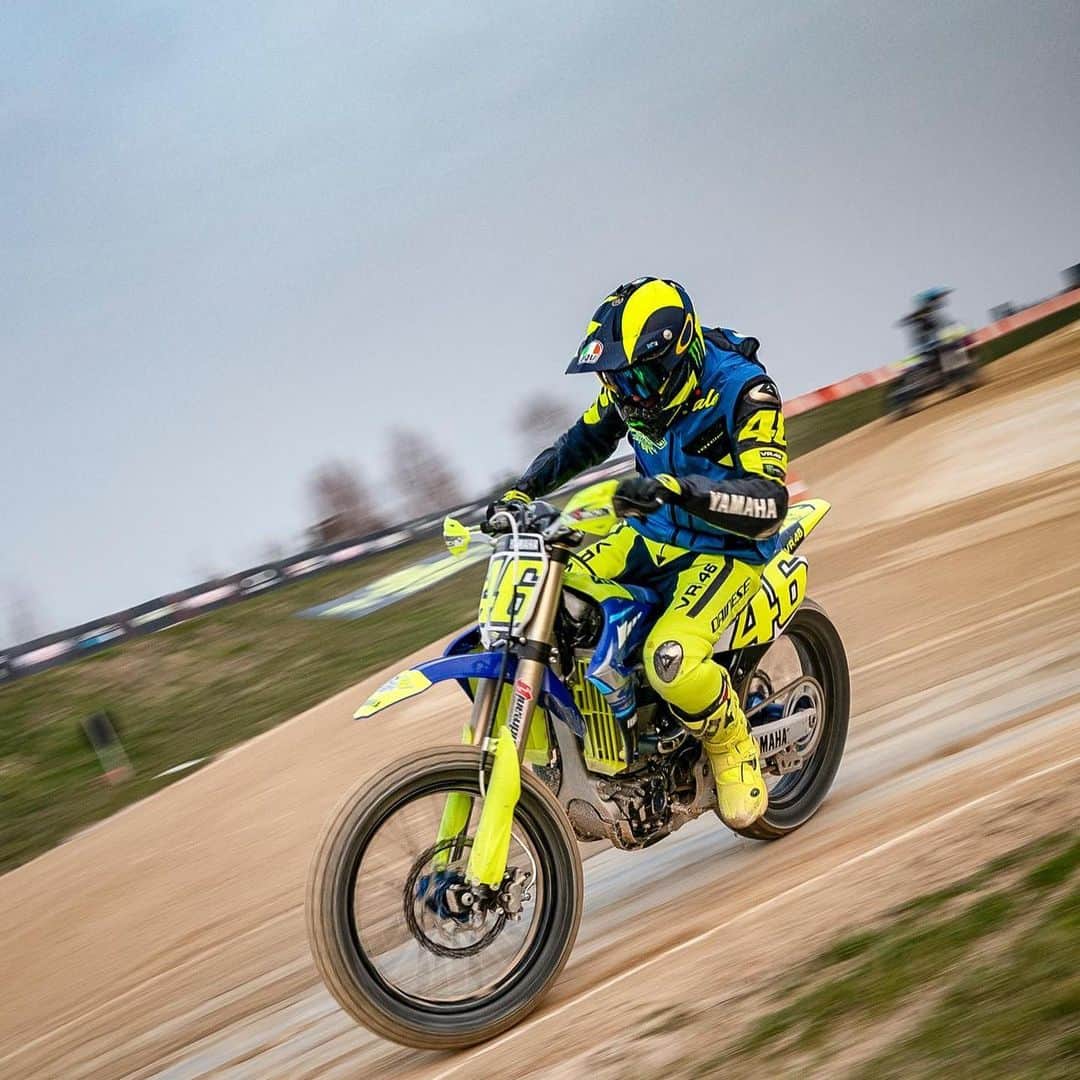 バレンティーノ・ロッシのインスタグラム：「Training at the MotoRanch with the @vr46ridersacademyofficial 📸 @camilss」