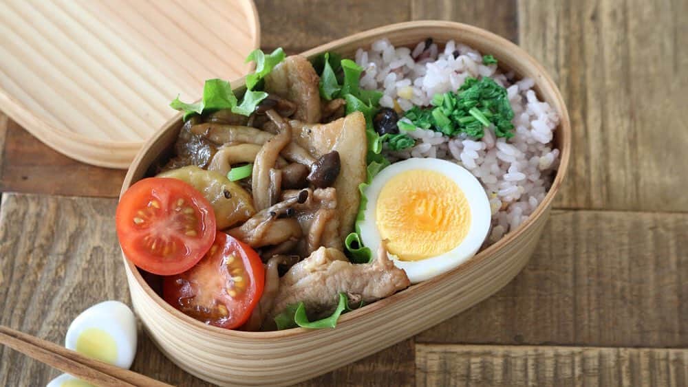 にぎりっ娘。のインスタグラム：「* #たった2品 の#豚バラ大根 の甘辛炒め弁当、 ・ 焼肉用の豚バラと大根を甘辛く炒めたの。 いつもは、豚バラブロックを厚めに切って圧力鍋で煮るんだけど、お弁当用に汁少なめに炒めました。 ・ しつこく宣伝すみません！ 明後日の1/30本発売です。 ・ 地方だと、発売日より遅れて店頭に並ぶかもしれません。 一応、福岡の書店をまわってできるだけ情報を載せる予定です。 ・ どうぞにぎりっ娘の「子どもべんとう」よろしくお願いします🙇‍♀️ ・  初出版記念としてお弁当箱のプレゼント企画をしています！ わたしが実際に息子のお弁当で使っていた、人気料理研究家のワタナベマキさんのアルミお弁当を抽選で10名様にプレゼント! 【応募方法】 にぎりっ娘の「はじめての子どもべんとう」のカバー写真をInstagramにハッシュタグ(#にぎりっ娘べんとう )を付けて投稿するだけです。  まだ応募者が少ないので、確率高いですよ〜‼️笑 ただし、子ども用になりますのでご注意下さいね！  問い合わせは、私のメッセージにおねがしいます。 決して出版社にはしないでね。 ・ 作成動画はYouTubeにて。 #お弁当中#お弁当#愛妻弁当#旦那弁当#手作り弁当#ランチ #簡単レシピ #lunch#lunchbox#obento#bento#japan #japanesefood #love #nofilter #foodstagram #food #foodporn #instagood #nigiricco#youtube #youtuber #yummy  #life #swag#healthyfood * お弁当作成動画配信中 youtube内検索で 「お弁当中」か「にぎりっ娘」で検索してね😘」