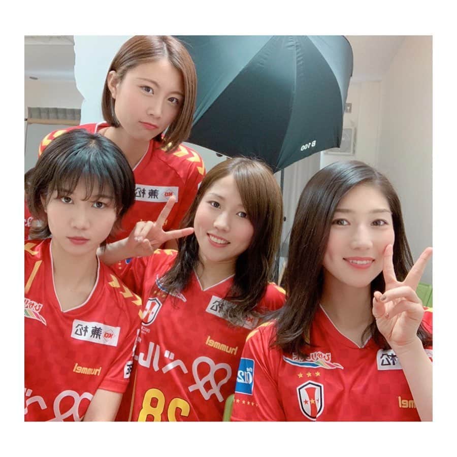 八坂芽依のインスタグラム：「写真撮影のオフショット📸💗 カメラマン(りかさん、史織さん) Thank you☺️ . 念願のあゆさんとツーショット☺️ もう緊張なくなりましたー🙋‍♀️笑笑 (あ、いい意味で) いつもこんな感じじゃないけど笑 #inac神戸」